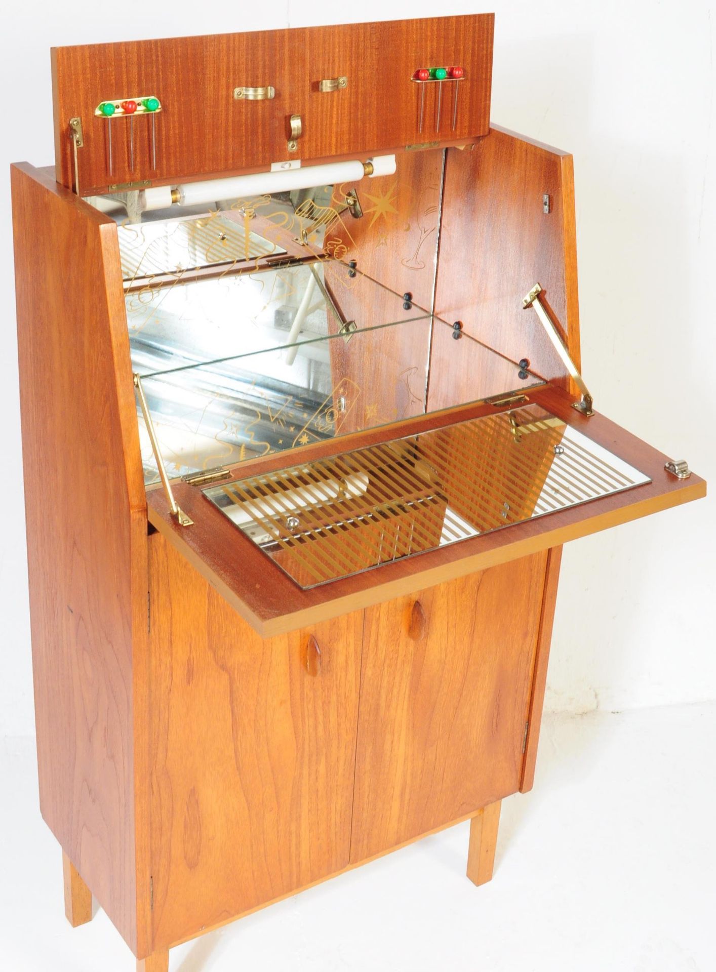 A RETRO VINTAGE MID 20TH CENTURY TEAK DRINKS COCKTAIL CABINET - Image 3 of 4