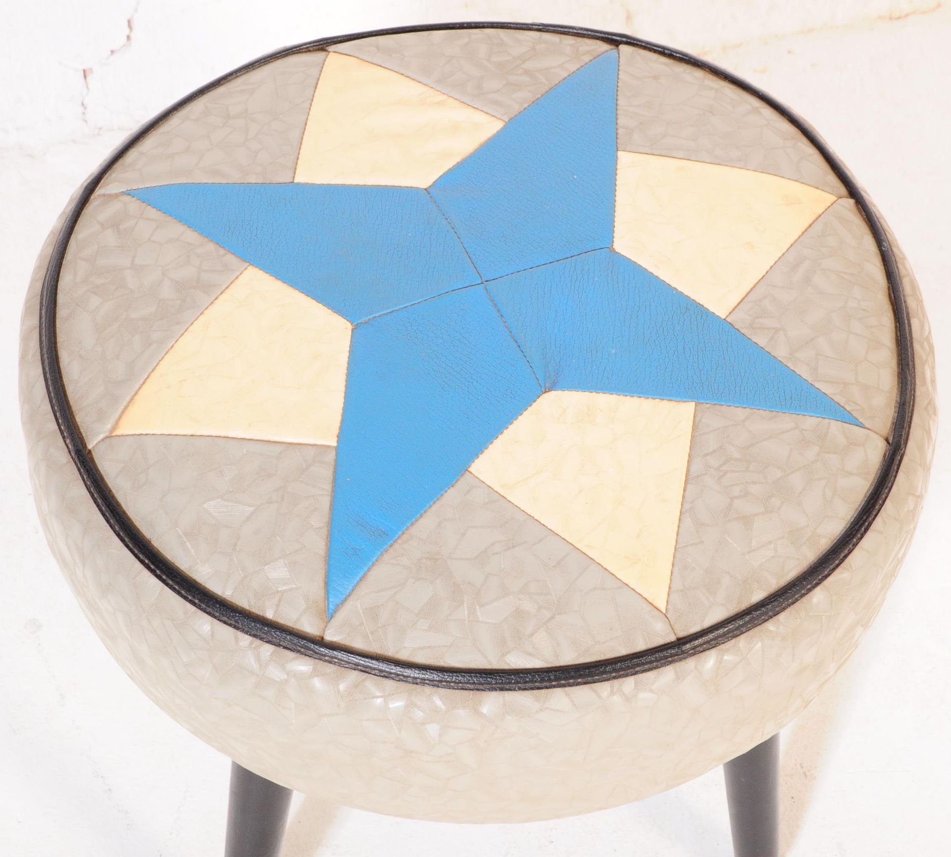 A VINTAGE RETRO 1970'S VINYL POUF FOOT STOOL BY SHERBOURNE - Image 3 of 4