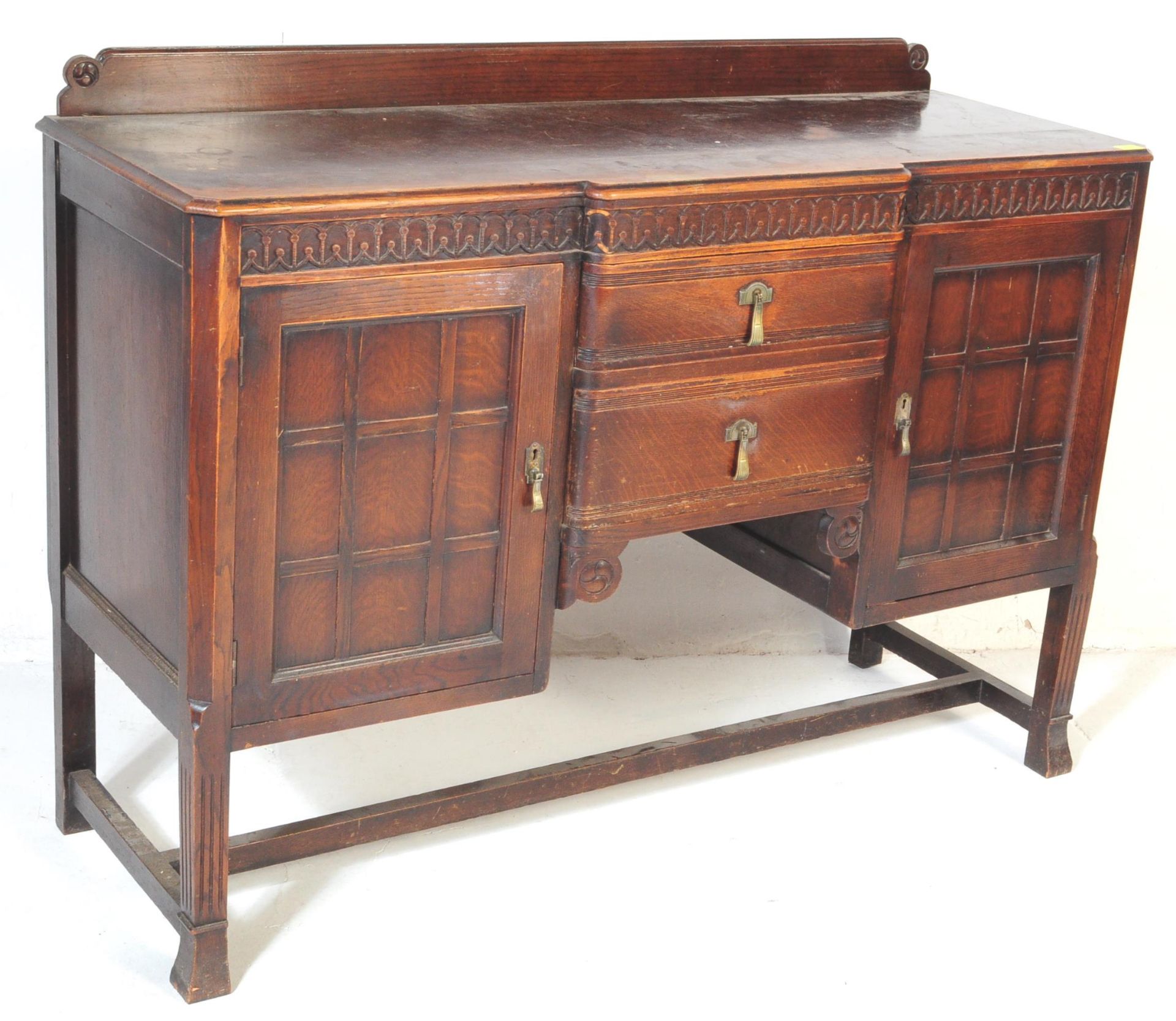 EARLY 20TH CENTURY JACOBEAN REVIVAL OAK SIDEBOARD - Bild 2 aus 5