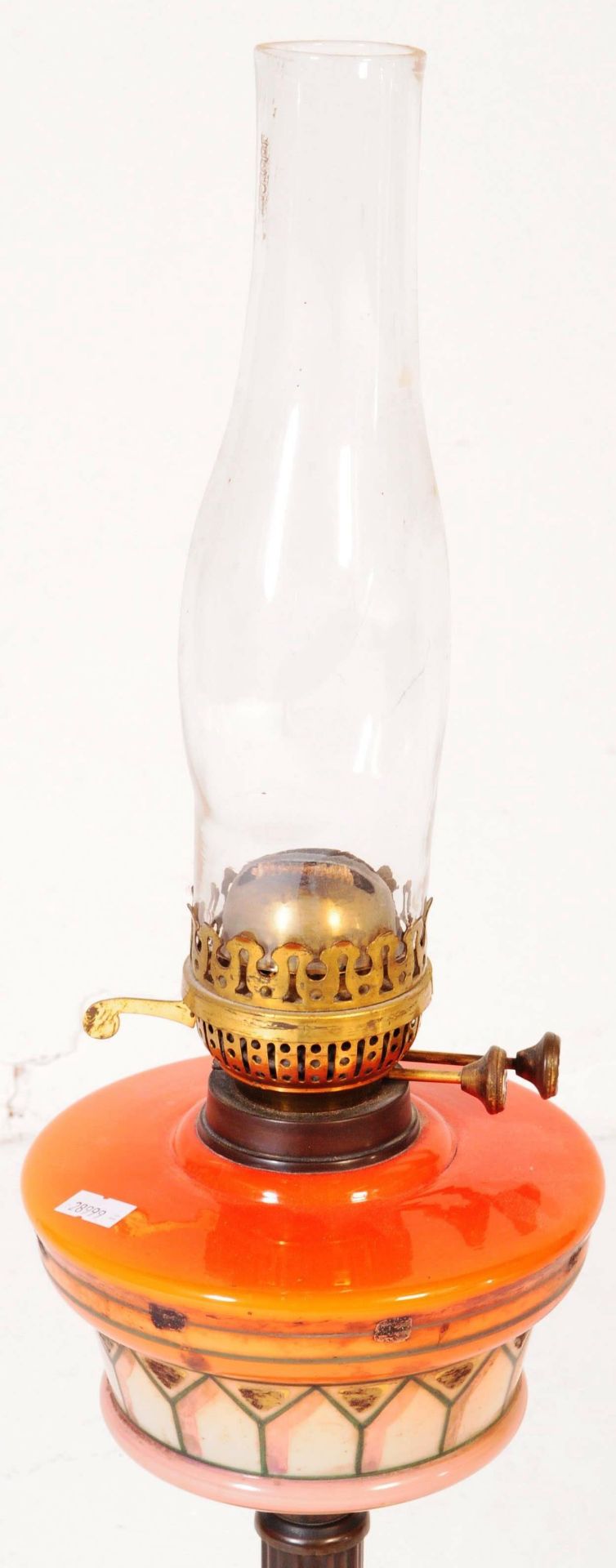 A 19TH CENTURY VICTORIAN GLASS AND BRASS OIL LAMP - Image 4 of 5