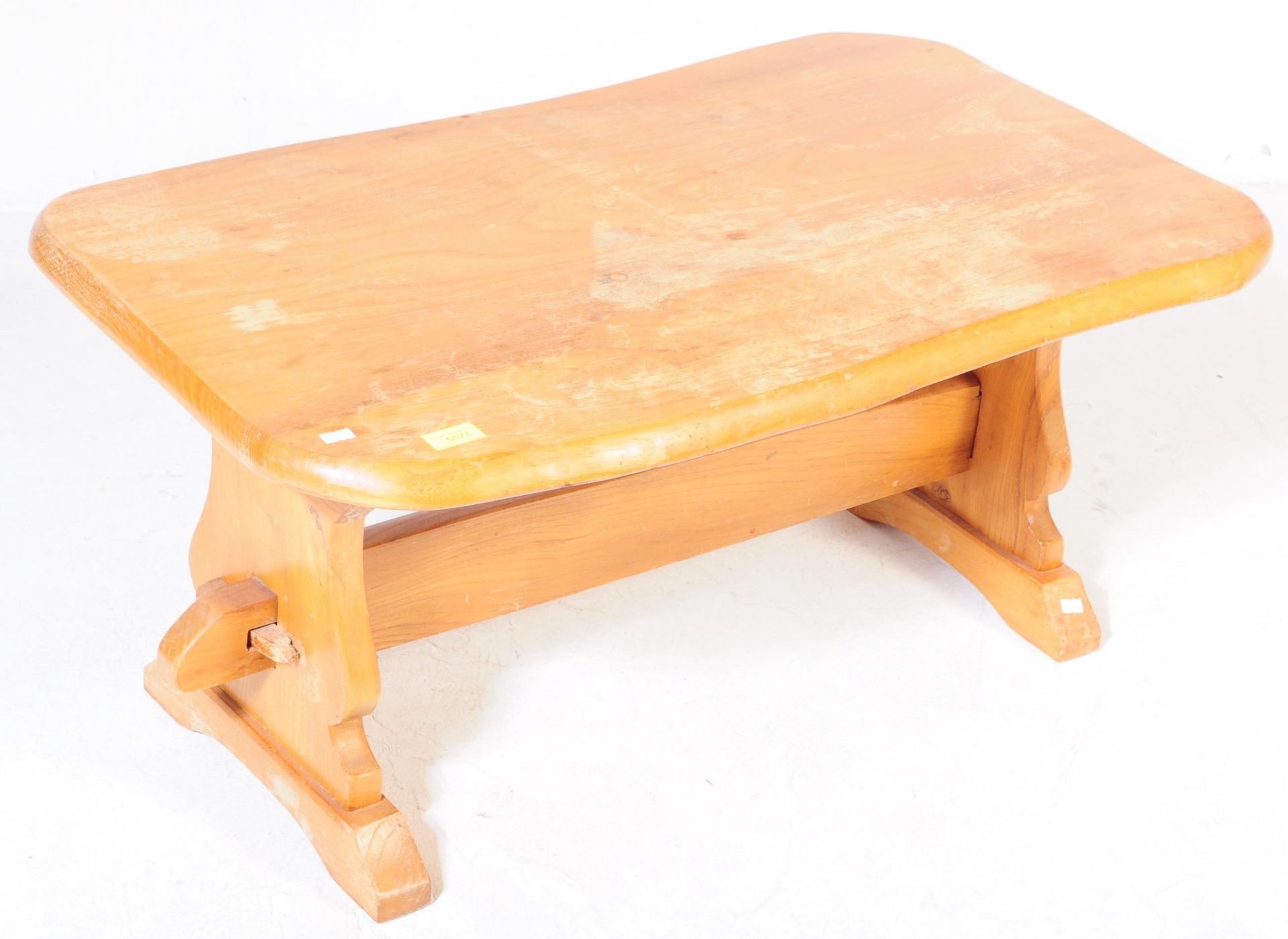 A MID TO LATE 20TH CENTURY DEVON ELM COFFEE TABLE - Image 2 of 5