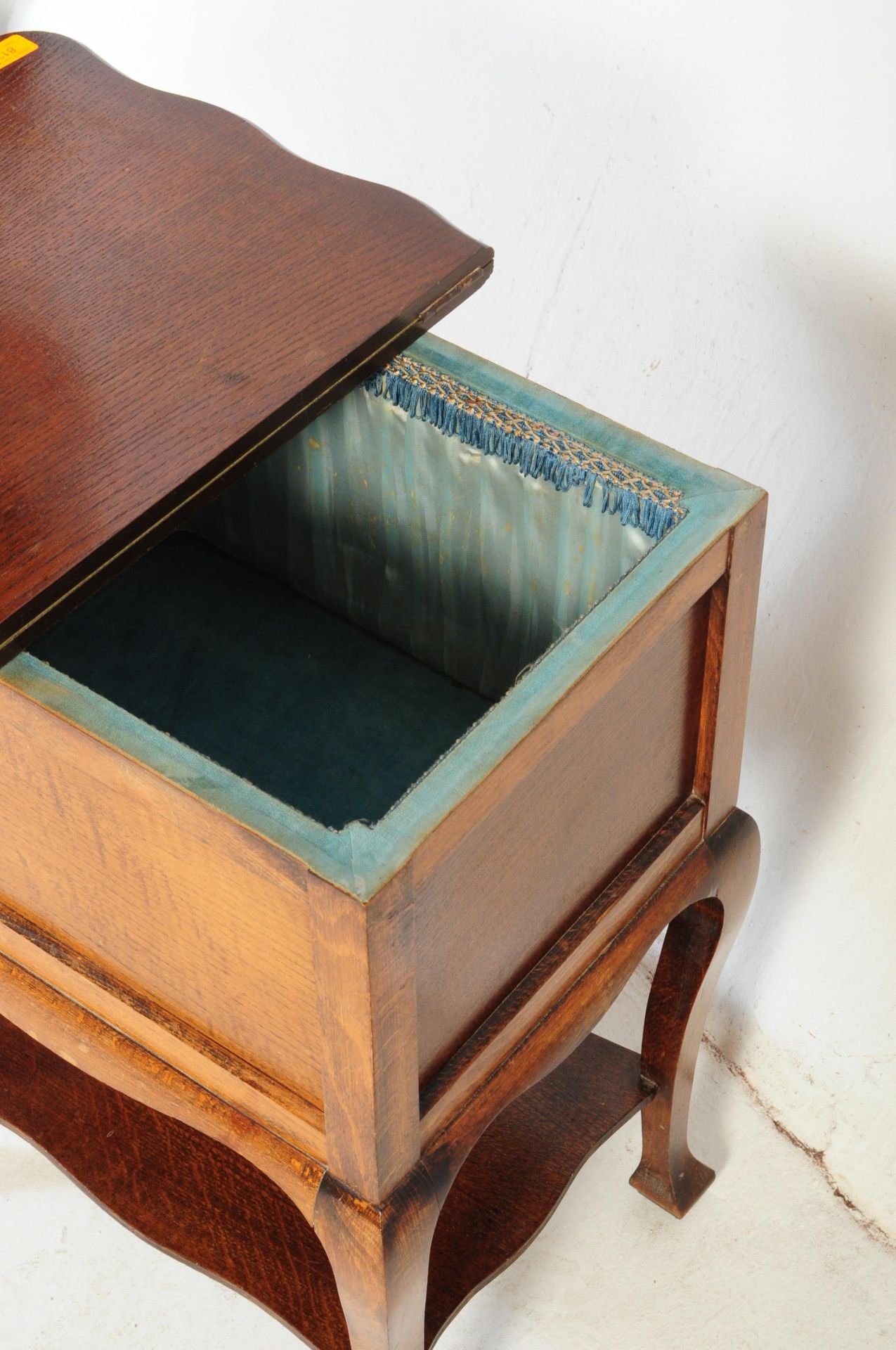 AN ART DECO 1930'S MORCO PRODUCT OAK SEWING BOX / CARD TABLE - Bild 3 aus 4