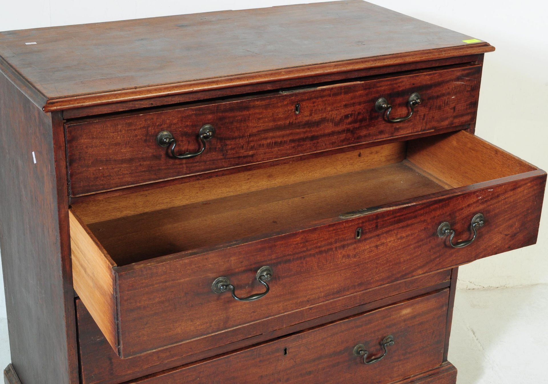 A GEORGE III 19TH CENTURY MAHOGANY CHEST OF DRAWERS - Image 5 of 6