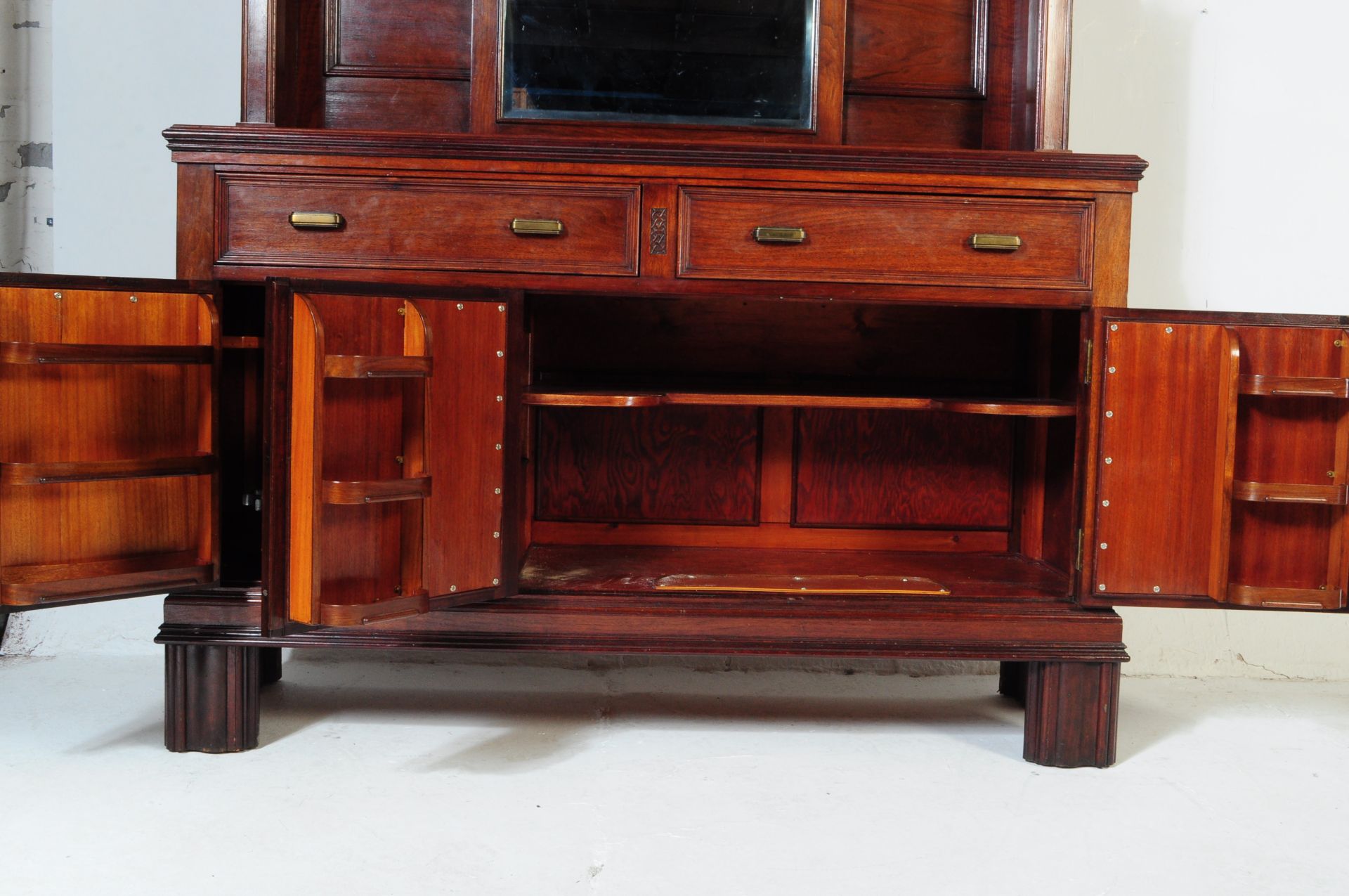 EDWARDIAN ARTS & CRAFTS WALNUT MIRROR BACK SIDEBOARD - Image 5 of 6