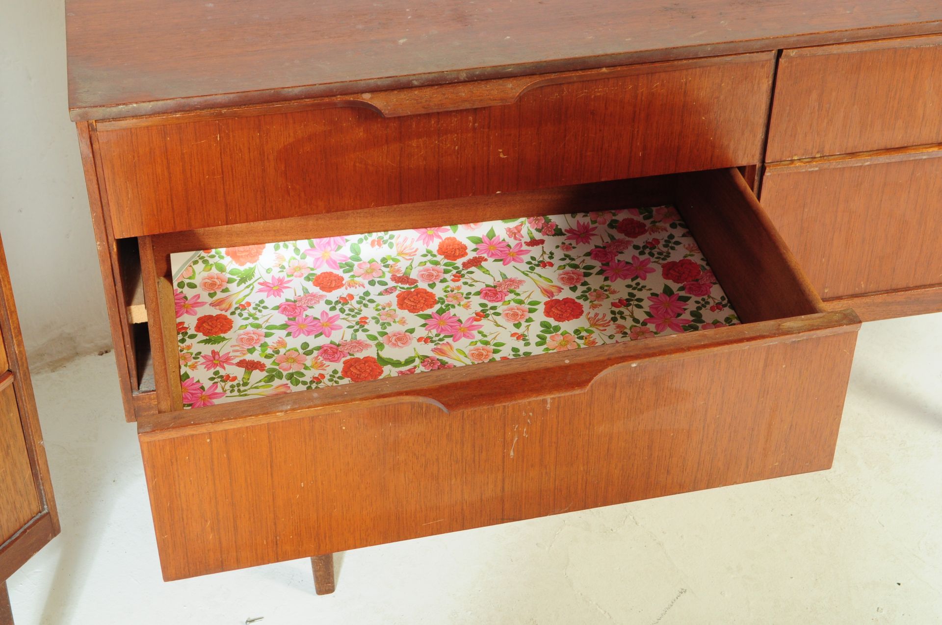 AUSTINSUITE PEDESTAL CHEST & LOW DRESSING TABLE UNIT - Image 5 of 6