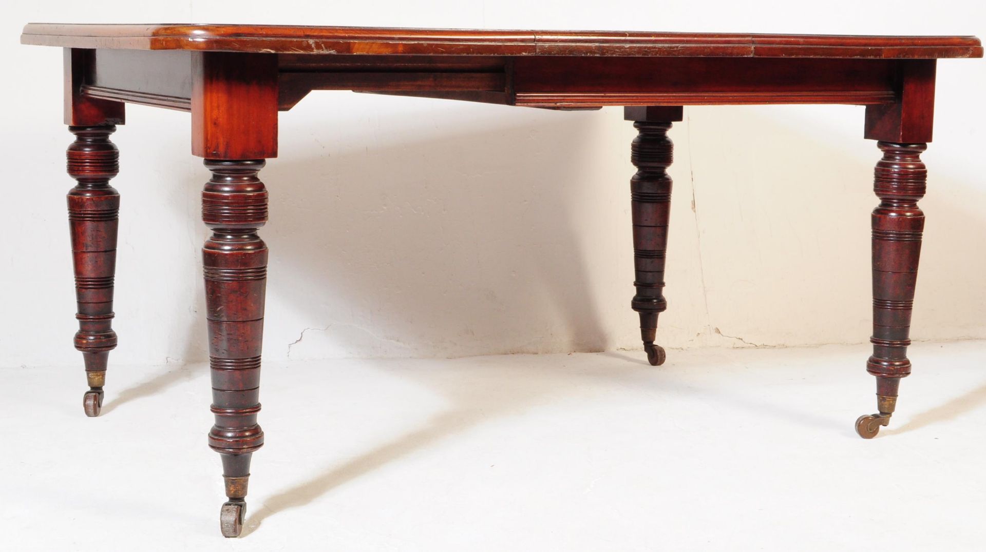 A 19TH CENTURY VICTORIAN MAHOGANY DINING TABLE