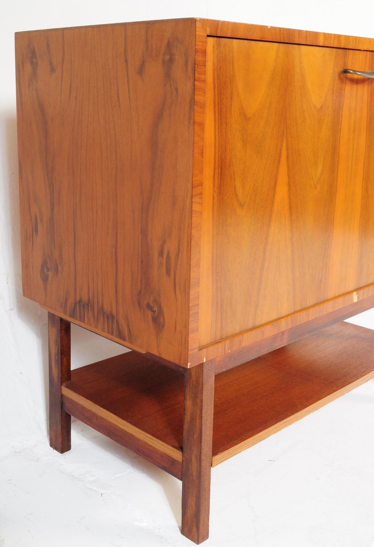 A RETRO VINTAGE TEAK WOOD RECORD VINYL CABINET - Image 4 of 6