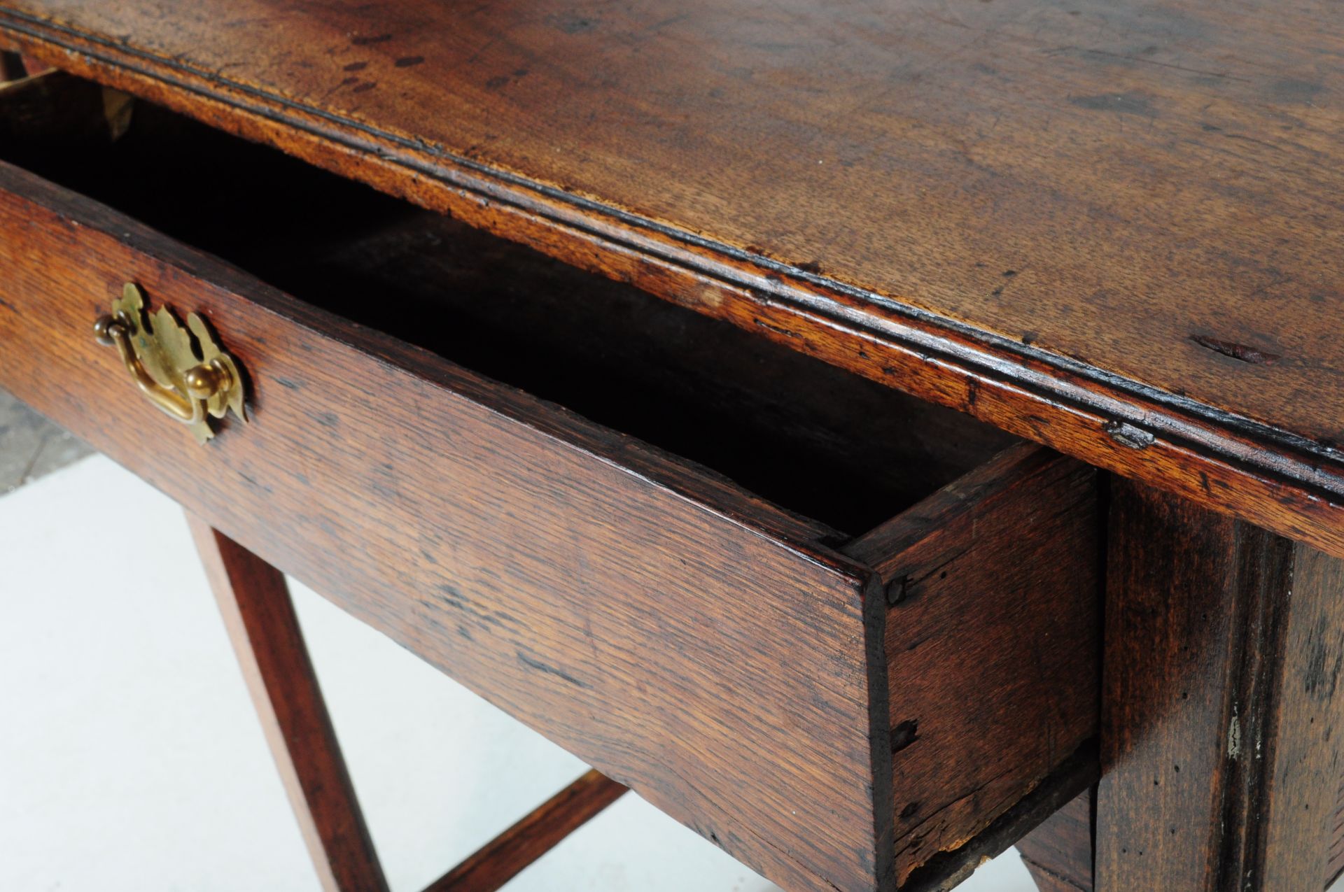 18TH CENTURY GEORGE III OAK LOWBOY WRITING TABLE DESK - Image 4 of 6