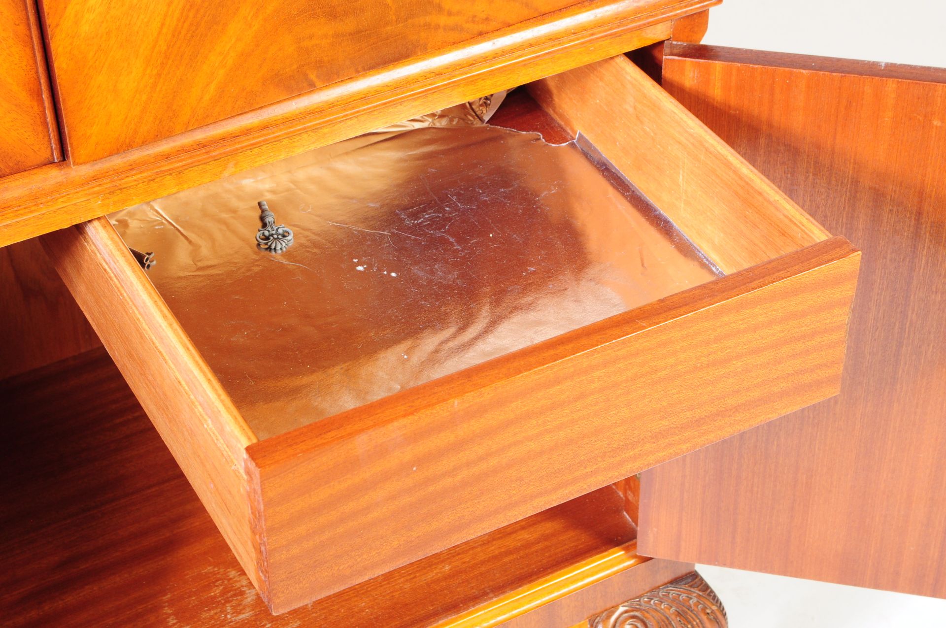 A 20TH CENTURY WALNUT DRINKS CABINET WITH SCROLL MOTIFS - Bild 6 aus 6