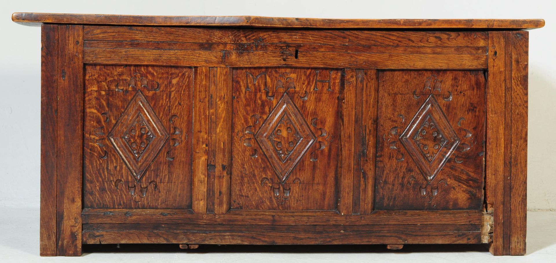 18TH CENTURY COUNTRY ELM AND OAK LARGE COFFER CHEST - Image 3 of 7