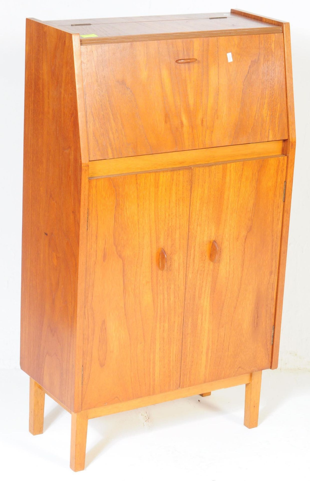 A RETRO VINTAGE MID 20TH CENTURY TEAK DRINKS COCKTAIL CABINET - Image 2 of 4