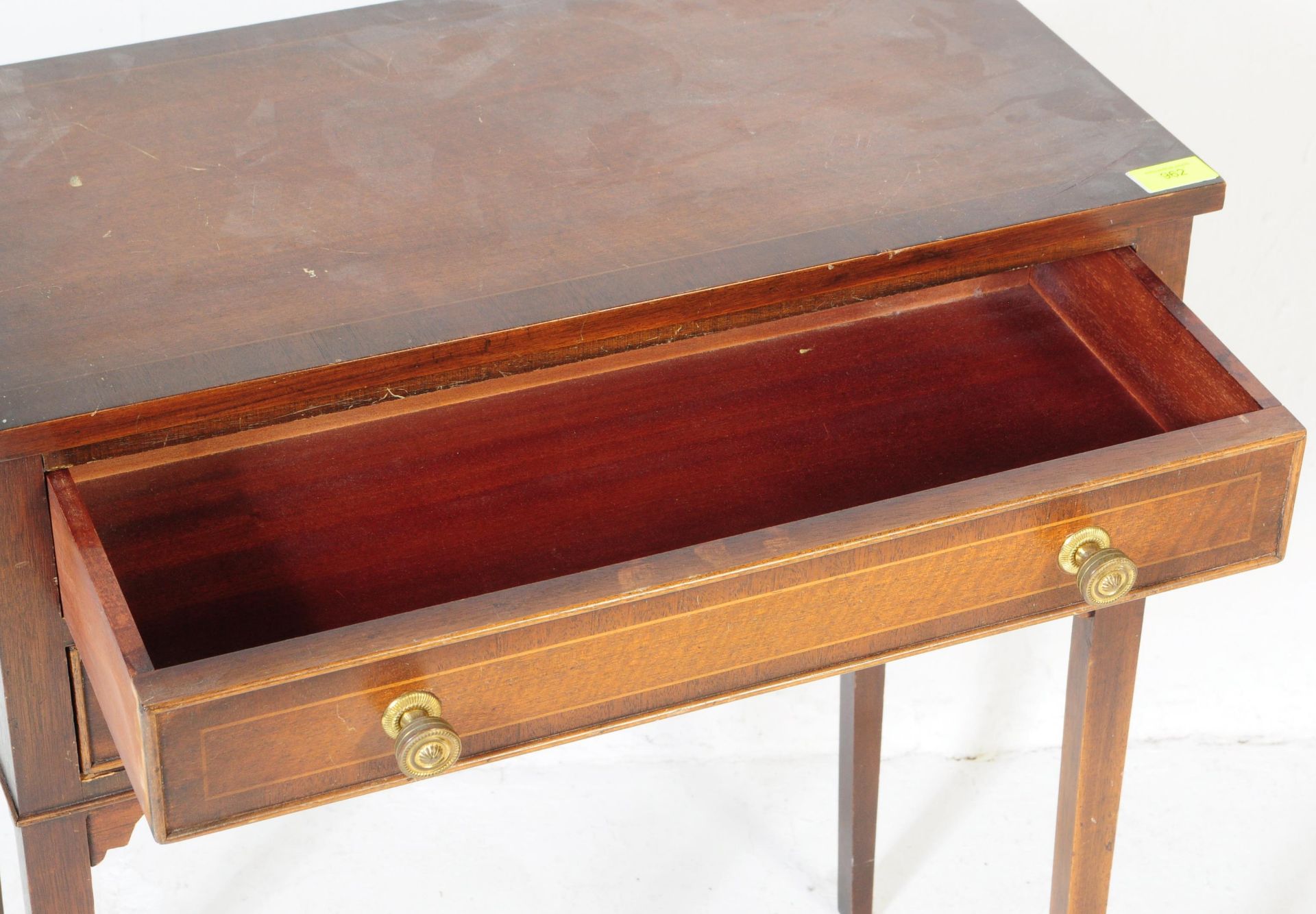 A 20TH CENTURY REPRODUCTION MAHOGANY NIGHTSTAND - Image 3 of 5