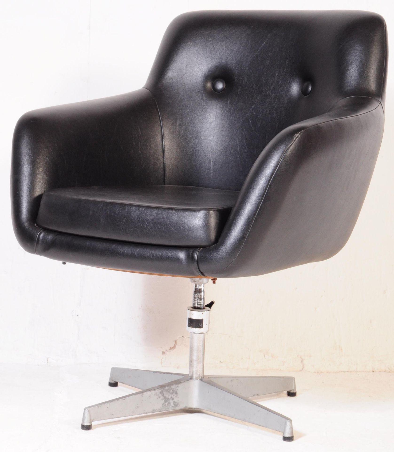 A VINTAGE RETRO 1960'S DU-AL SWIVEL OFFICE DESK TUB CHAIR