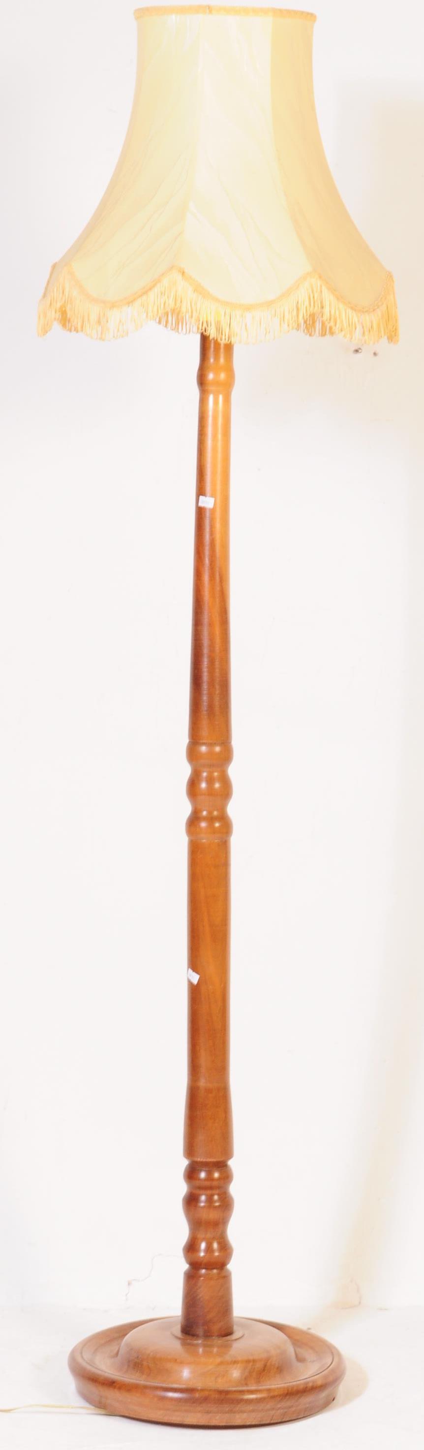 A 1930'S / 1940'S MAHOGANY FLOOR STANDING STANDARD LAMP LIGHT