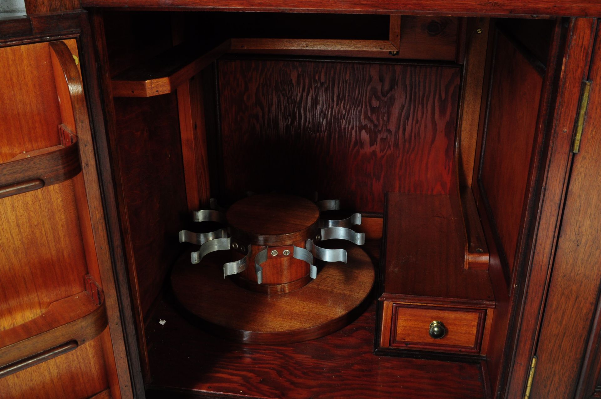 EDWARDIAN ARTS & CRAFTS WALNUT MIRROR BACK SIDEBOARD - Image 6 of 6