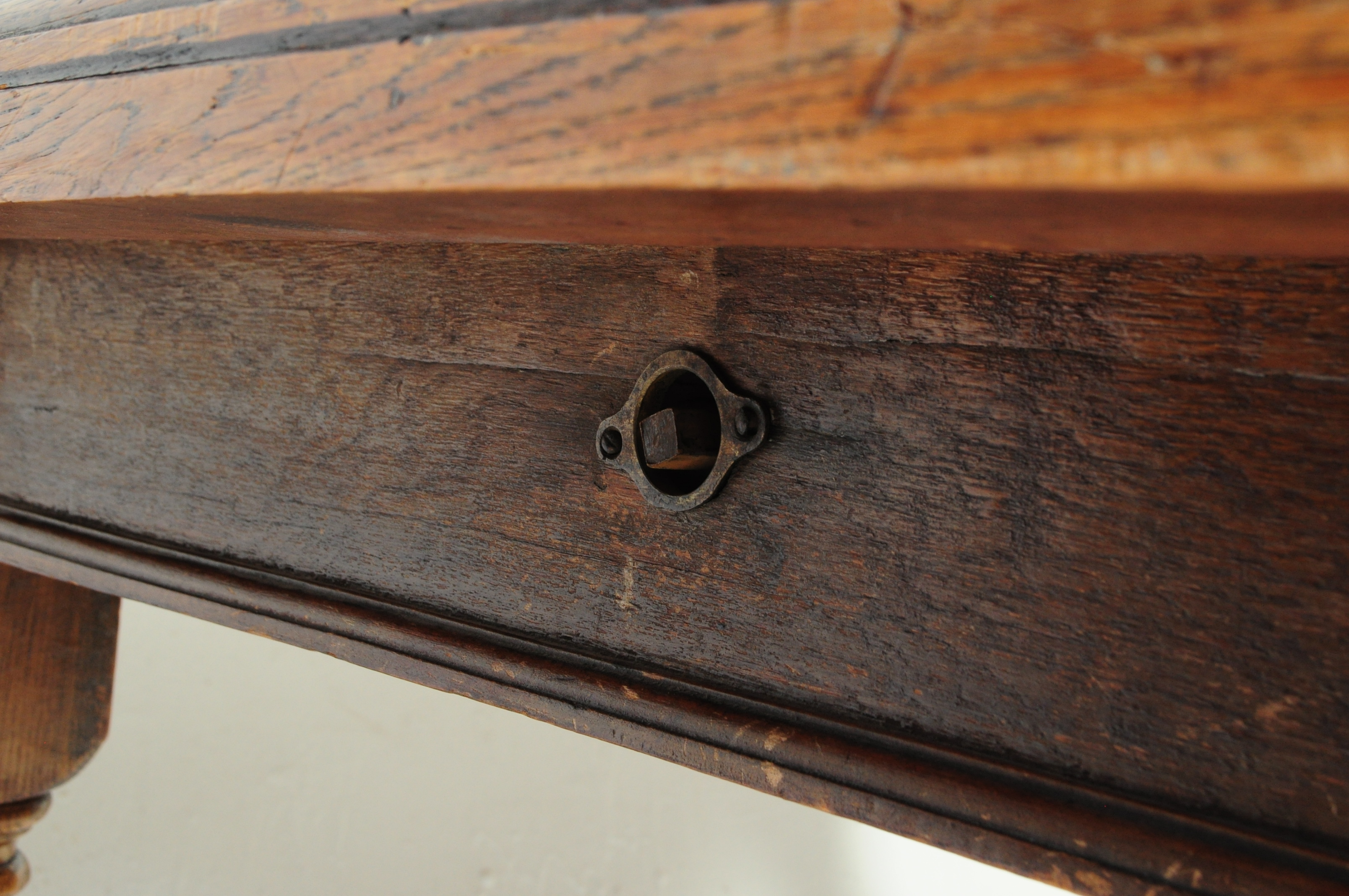 VICTORIAN OAK WIND OUT EXTENDING DINING TABLE AND SIX CHAIRS - Image 7 of 11