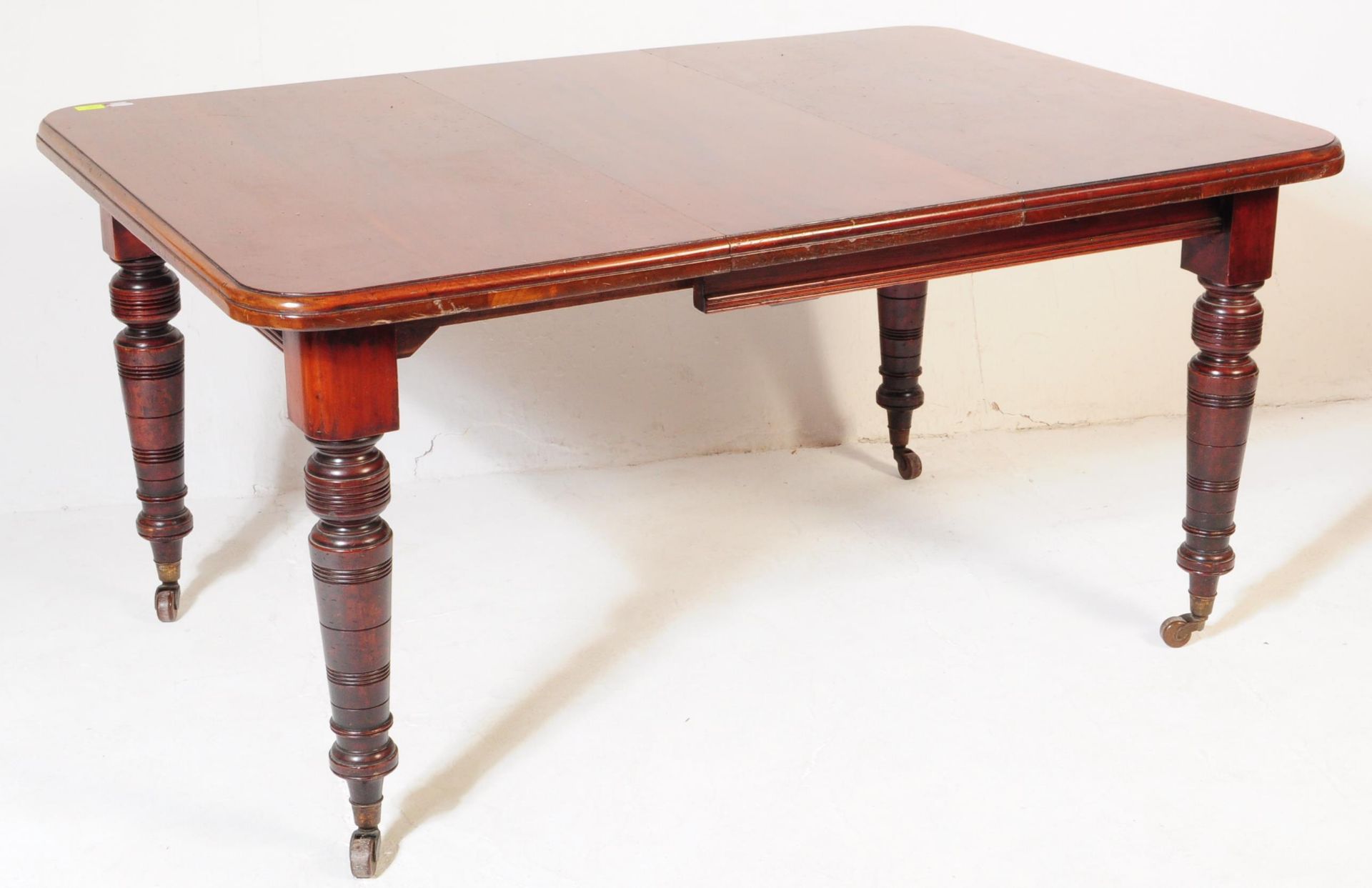 A 19TH CENTURY VICTORIAN MAHOGANY DINING TABLE - Bild 2 aus 4