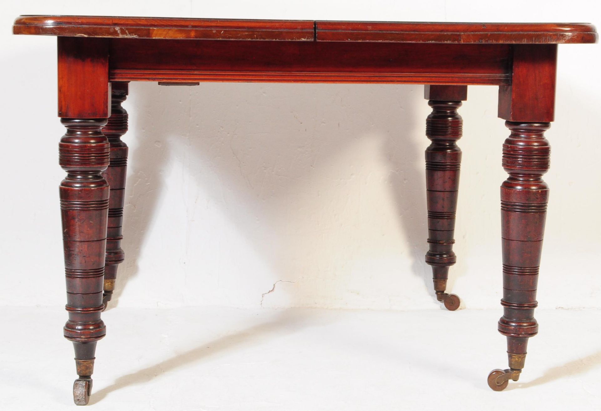 A 19TH CENTURY VICTORIAN MAHOGANY DINING TABLE - Bild 3 aus 4