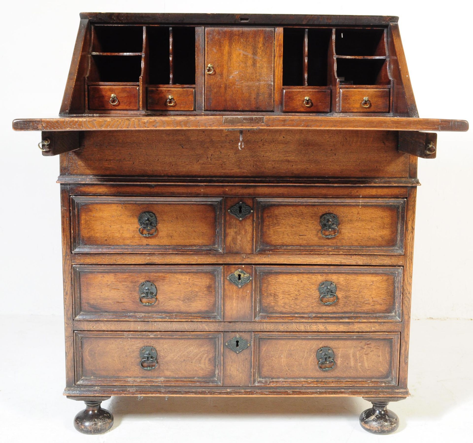 AN EARLY 20TH CENTURY JACOBEAN REVIVAL OAK WRITING BUREAU - Bild 3 aus 7