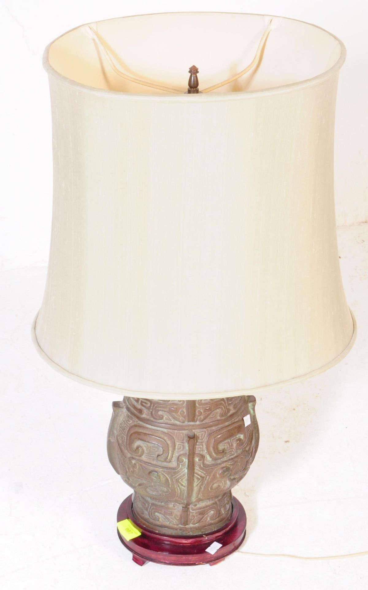 VINTAGE 20TH CENTURY CHINESE LAMP OF ARCHAIC FORM - Bild 2 aus 5