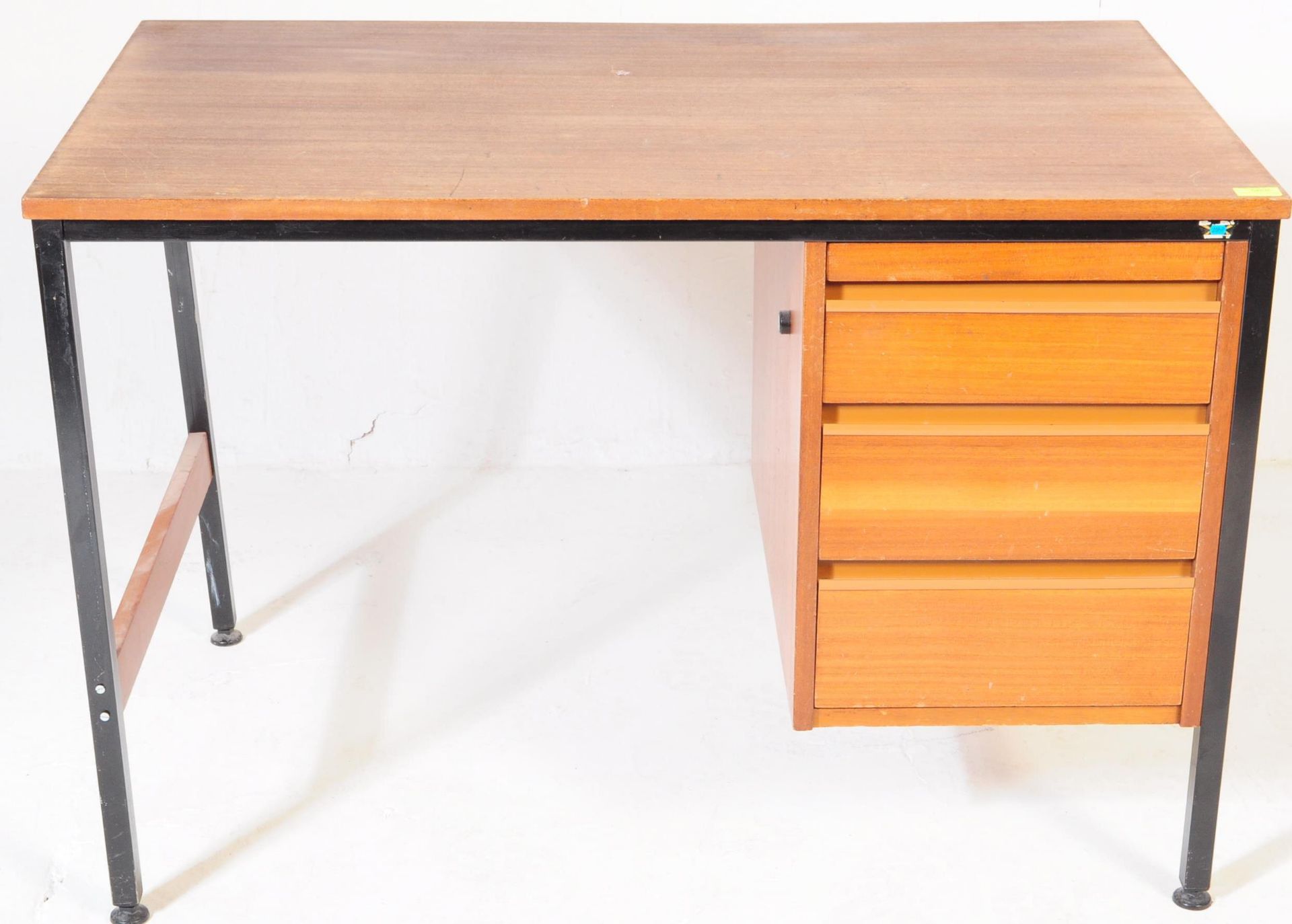 A VINTAGE 20TH CENTURY OFFICE DESK TABLE - Bild 2 aus 5