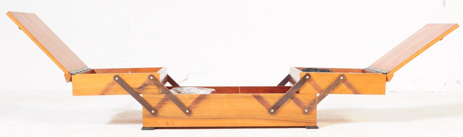 RETRO 1950'S MID CENTURY TEAK CANTILEVER SEWING BOX - Bild 3 aus 4