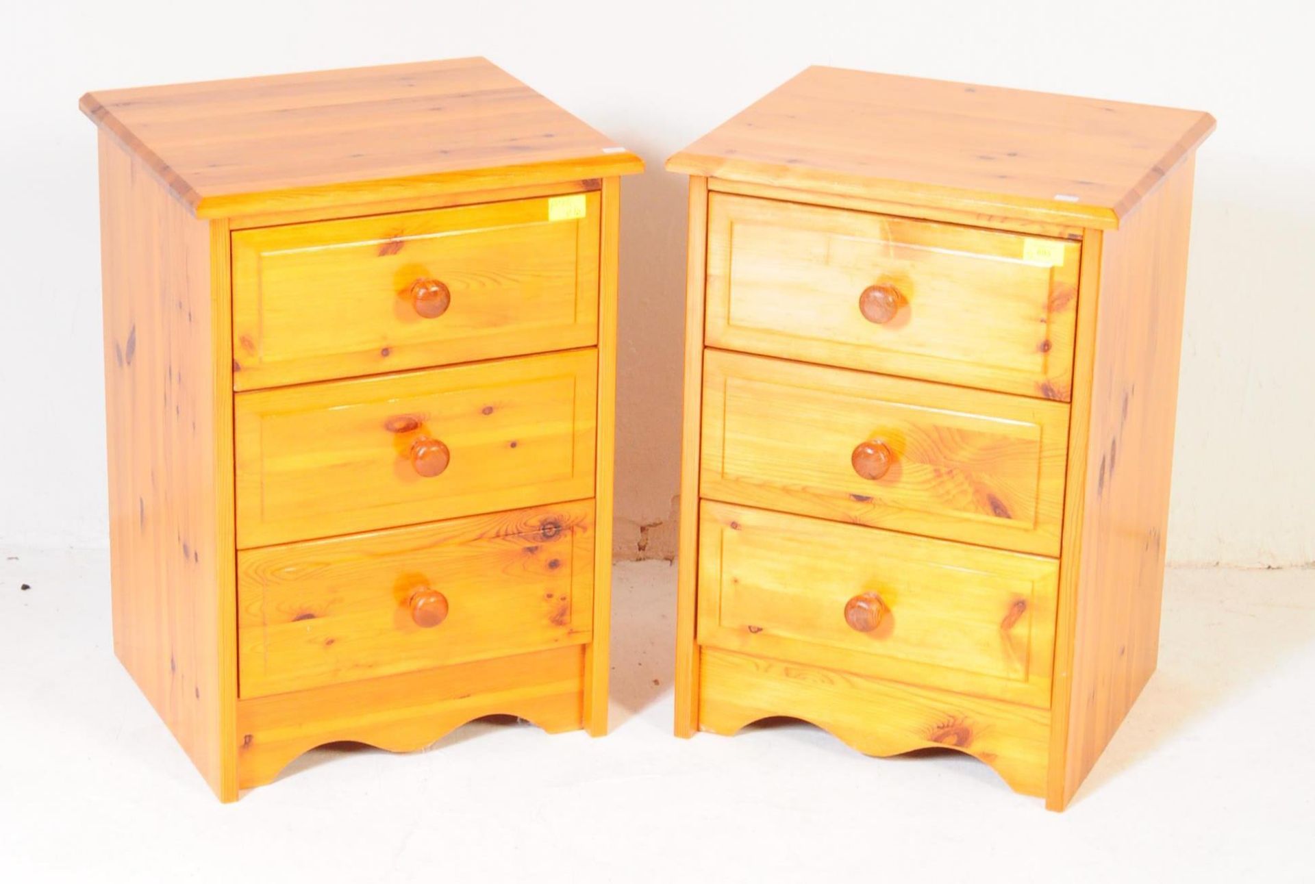 PAIR OF 20TH CENTURY COUNTRY PINE SET OF BEDSIDE DRAWERS / CABINETS - Bild 2 aus 4