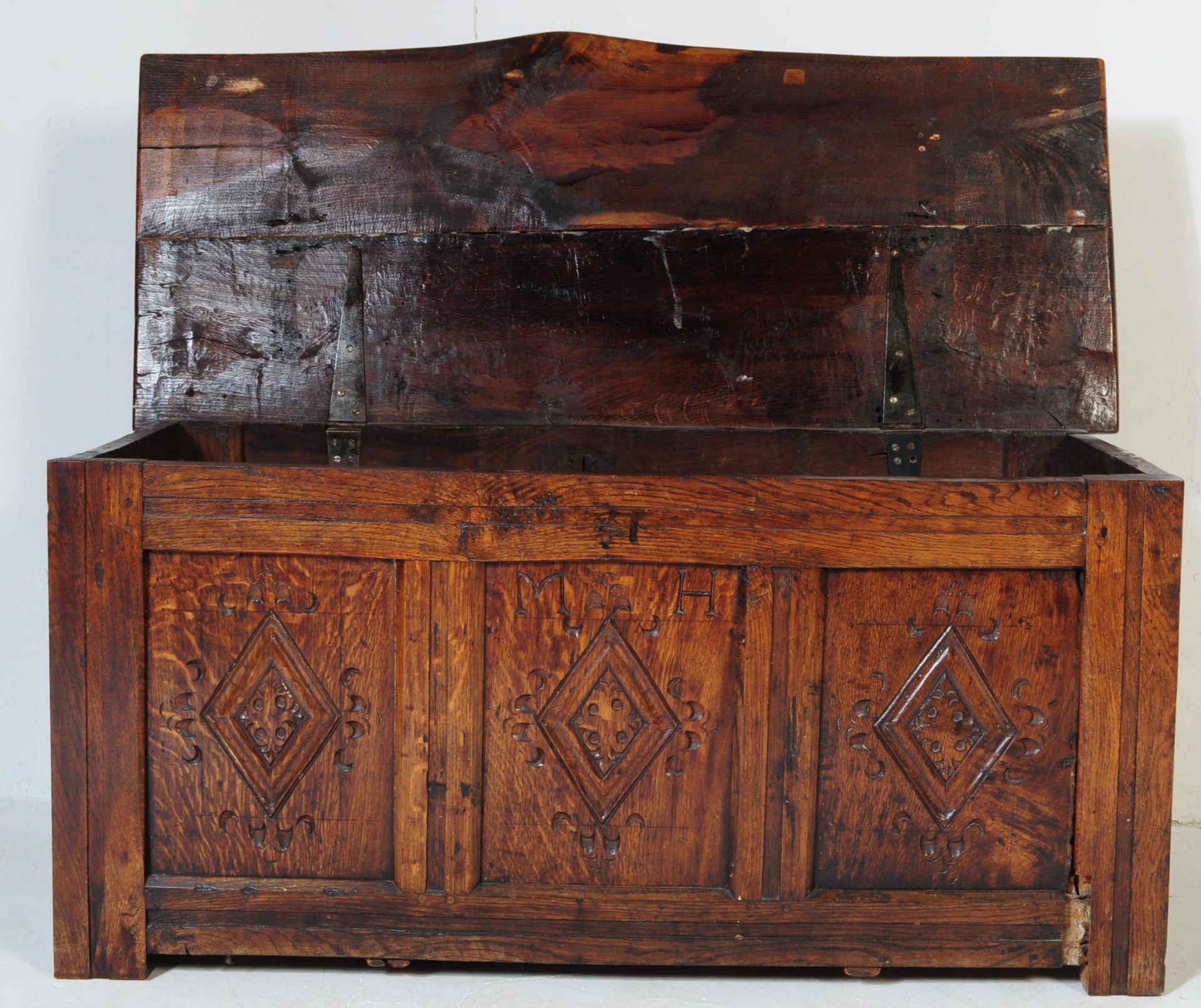 18TH CENTURY COUNTRY ELM AND OAK LARGE COFFER CHEST - Image 7 of 7