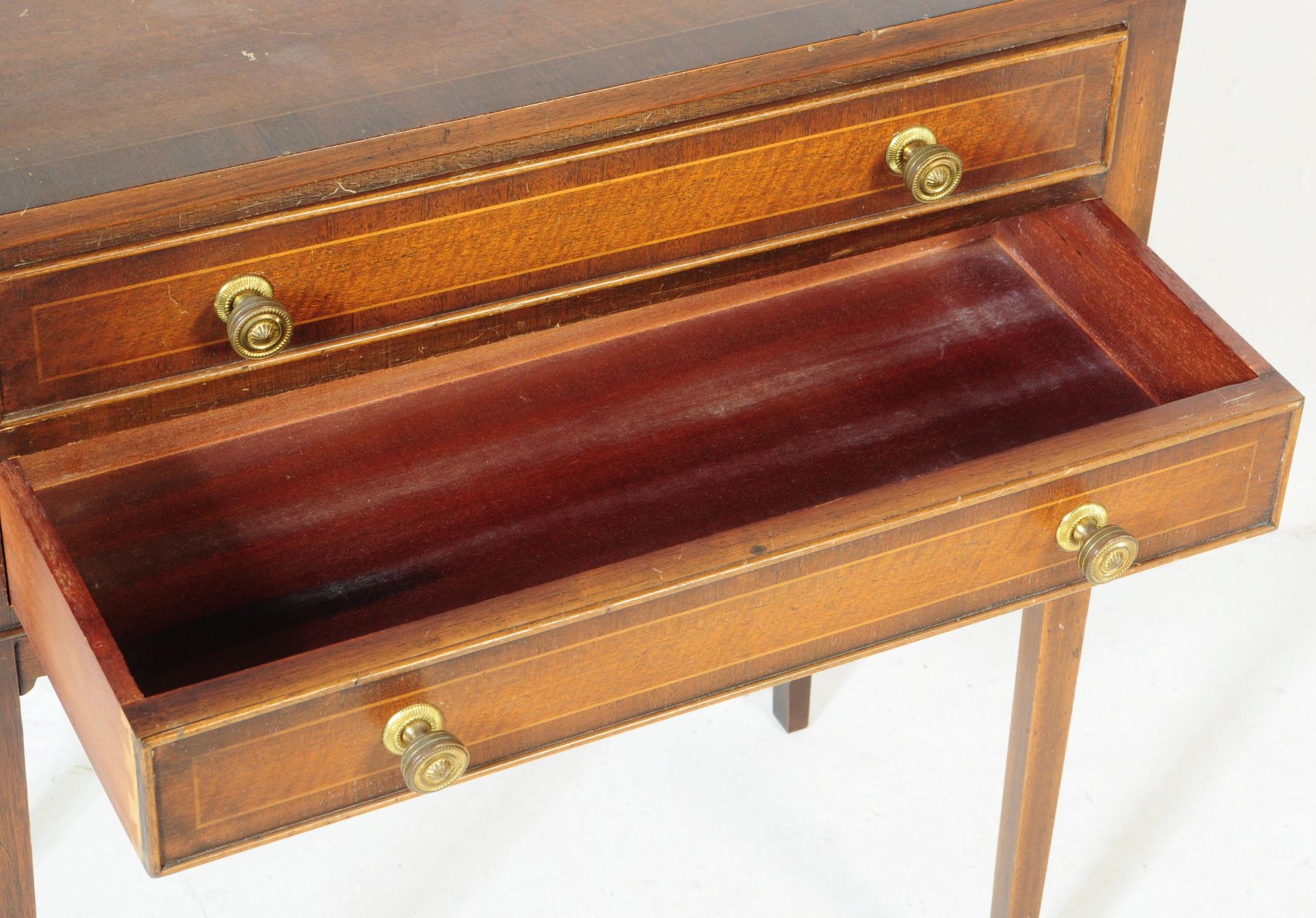 A 20TH CENTURY REPRODUCTION MAHOGANY NIGHTSTAND - Image 4 of 5