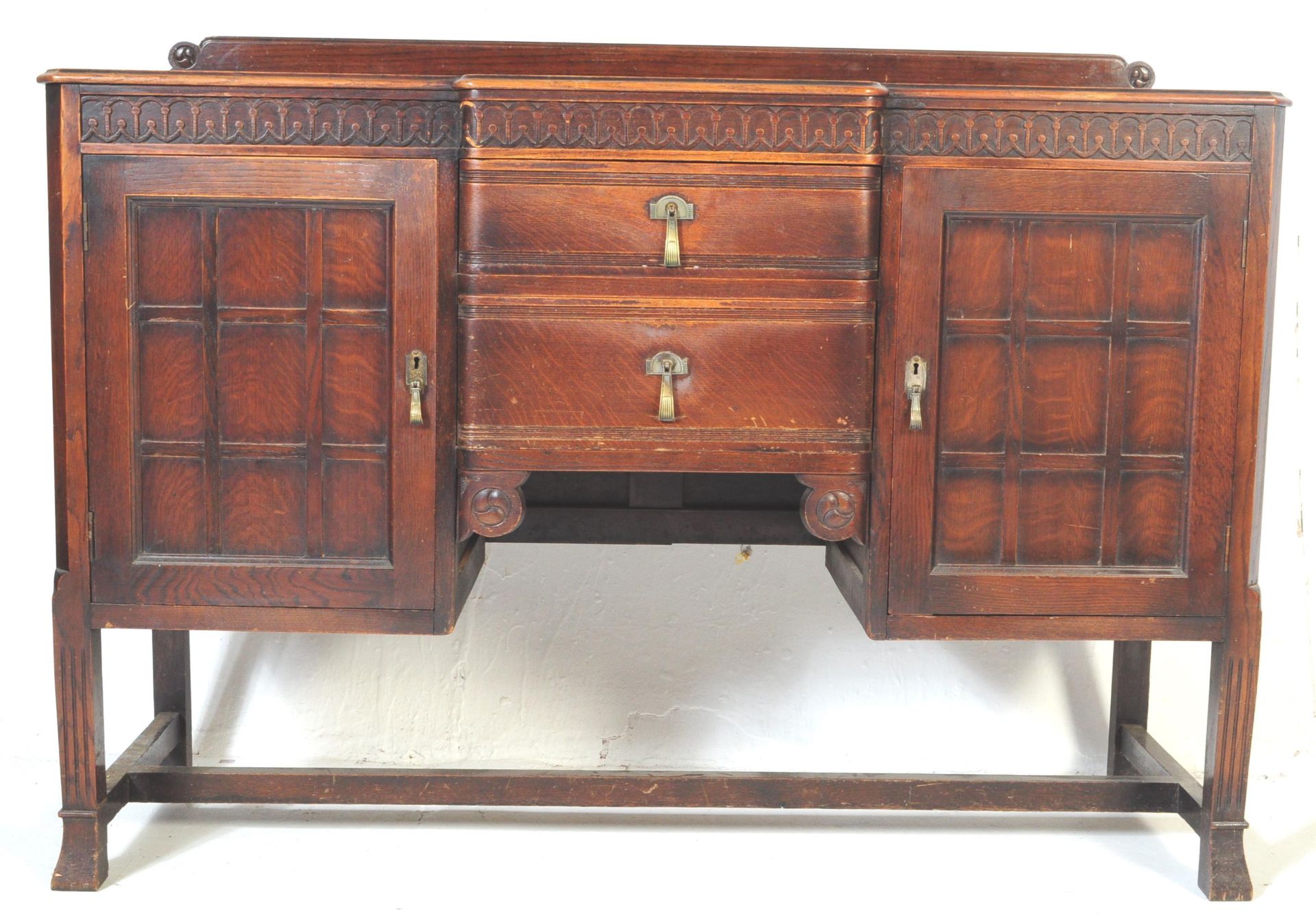 EARLY 20TH CENTURY JACOBEAN REVIVAL OAK SIDEBOARD - Bild 4 aus 5