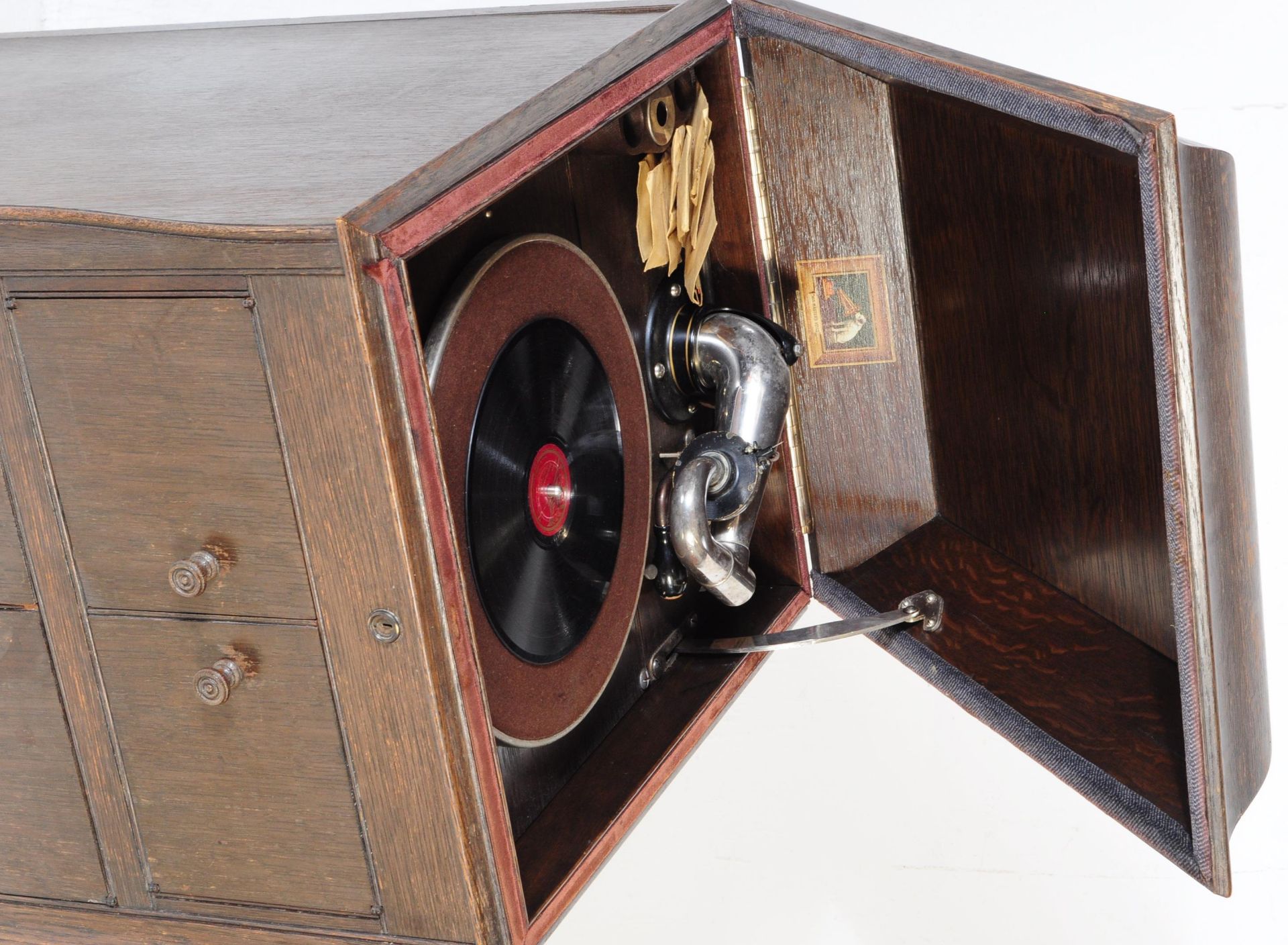 A VINTAGE 20TH CENTURY OAK PEDESTAL GRAMOPHONE CABINET - Image 3 of 6