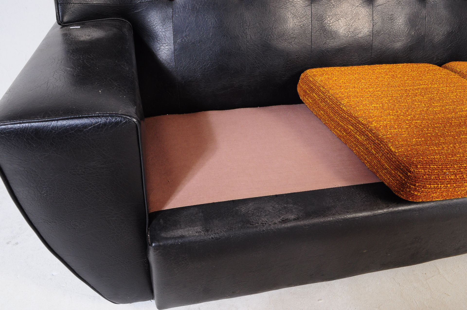 A RETRO 1960'S SOFA SETTEE IN TWO TONE COLOURWAY - Image 5 of 6