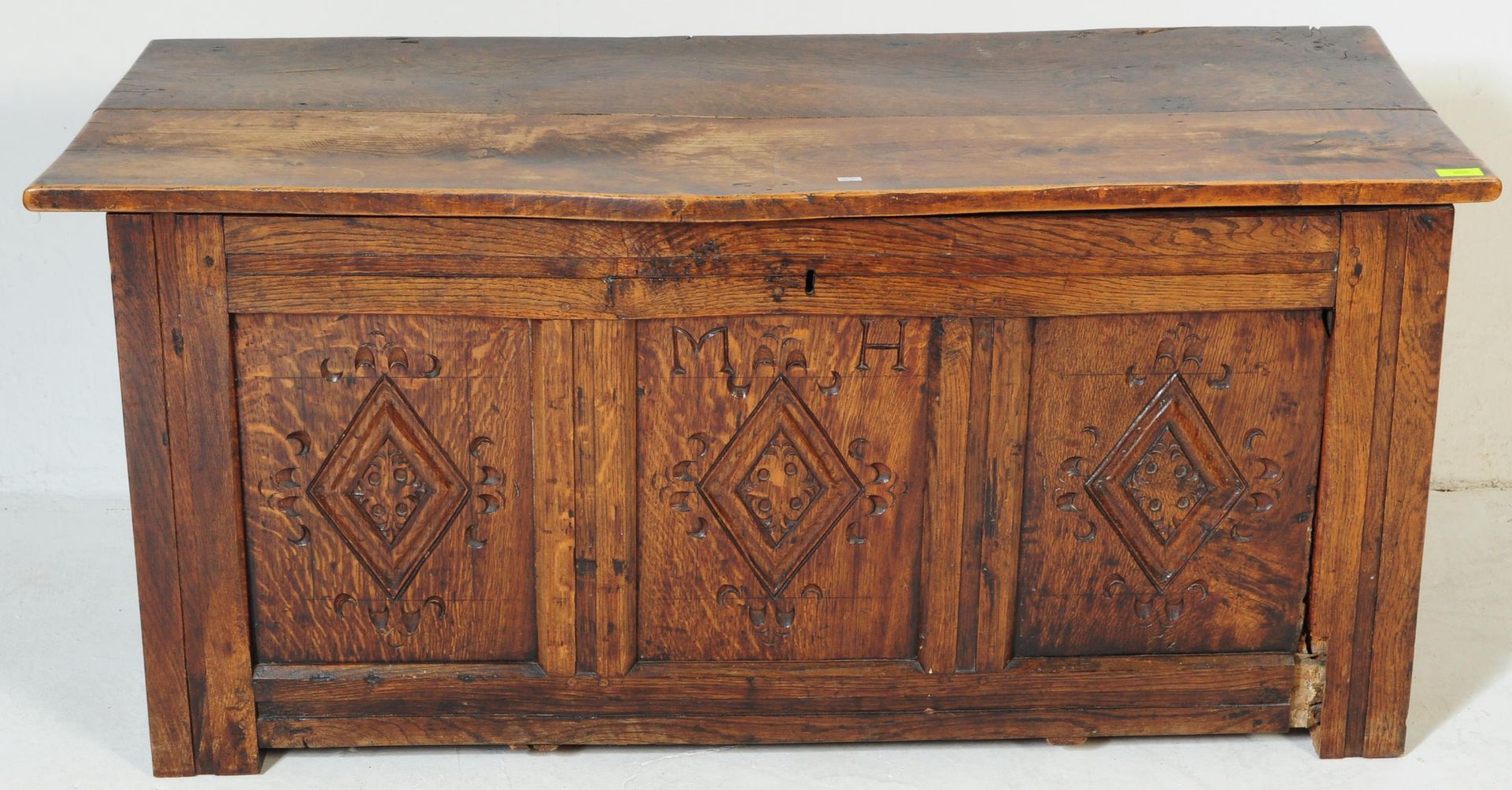 18TH CENTURY COUNTRY ELM AND OAK LARGE COFFER CHEST - Image 4 of 7