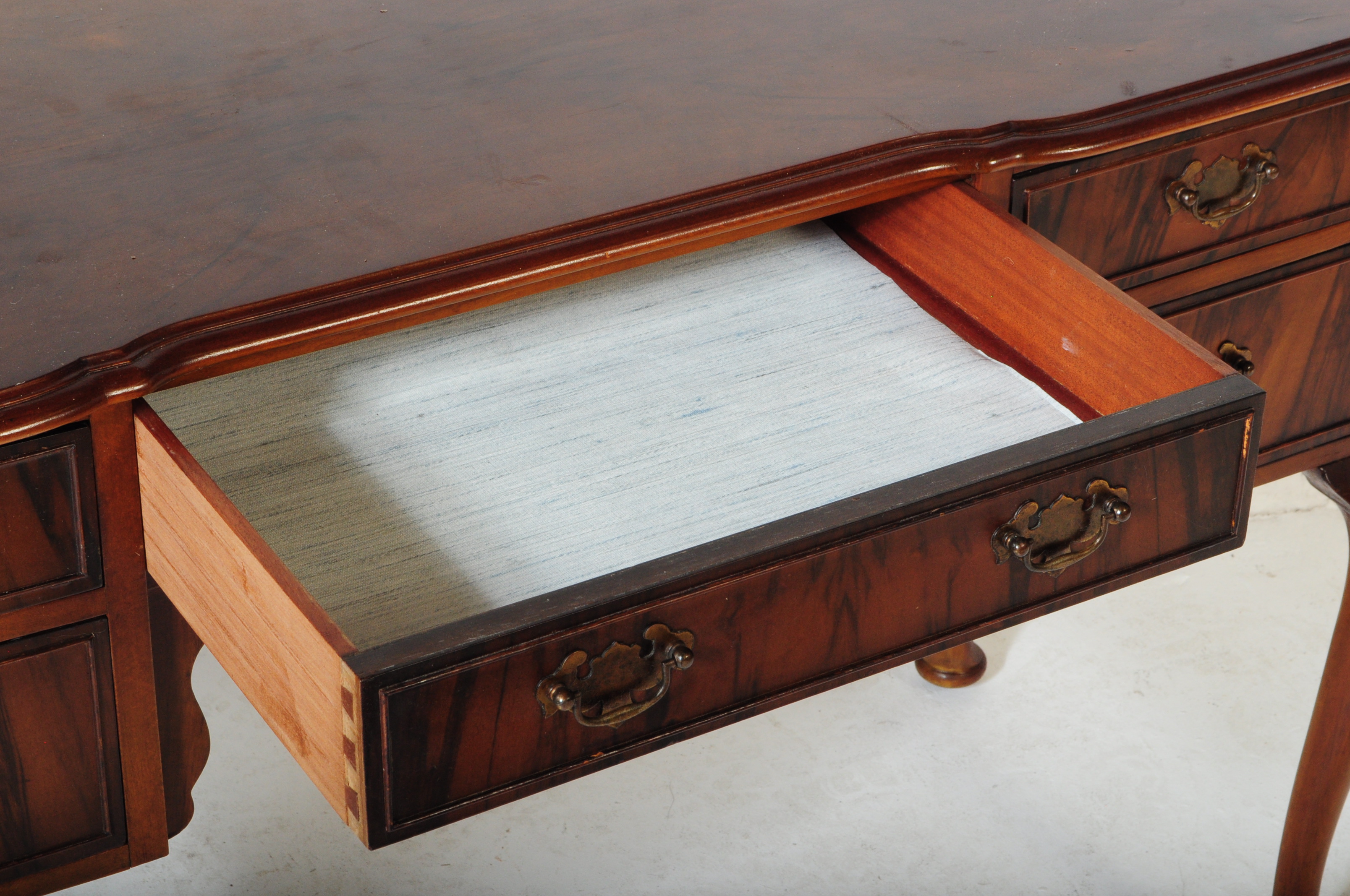 A VINTAGE RETRO QUEEN ANNE REVIVAL STYLE WALNUT DESK - Image 5 of 5