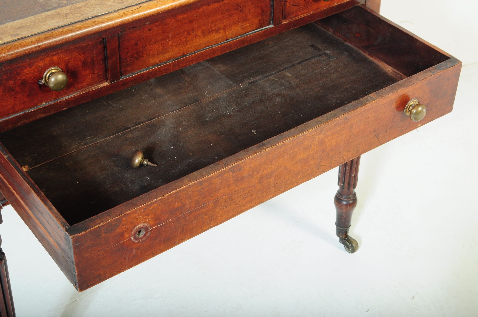 VICTORIAN 19TH CENTURY MAHOGANY WRITING TABLE DESK - Bild 4 aus 6