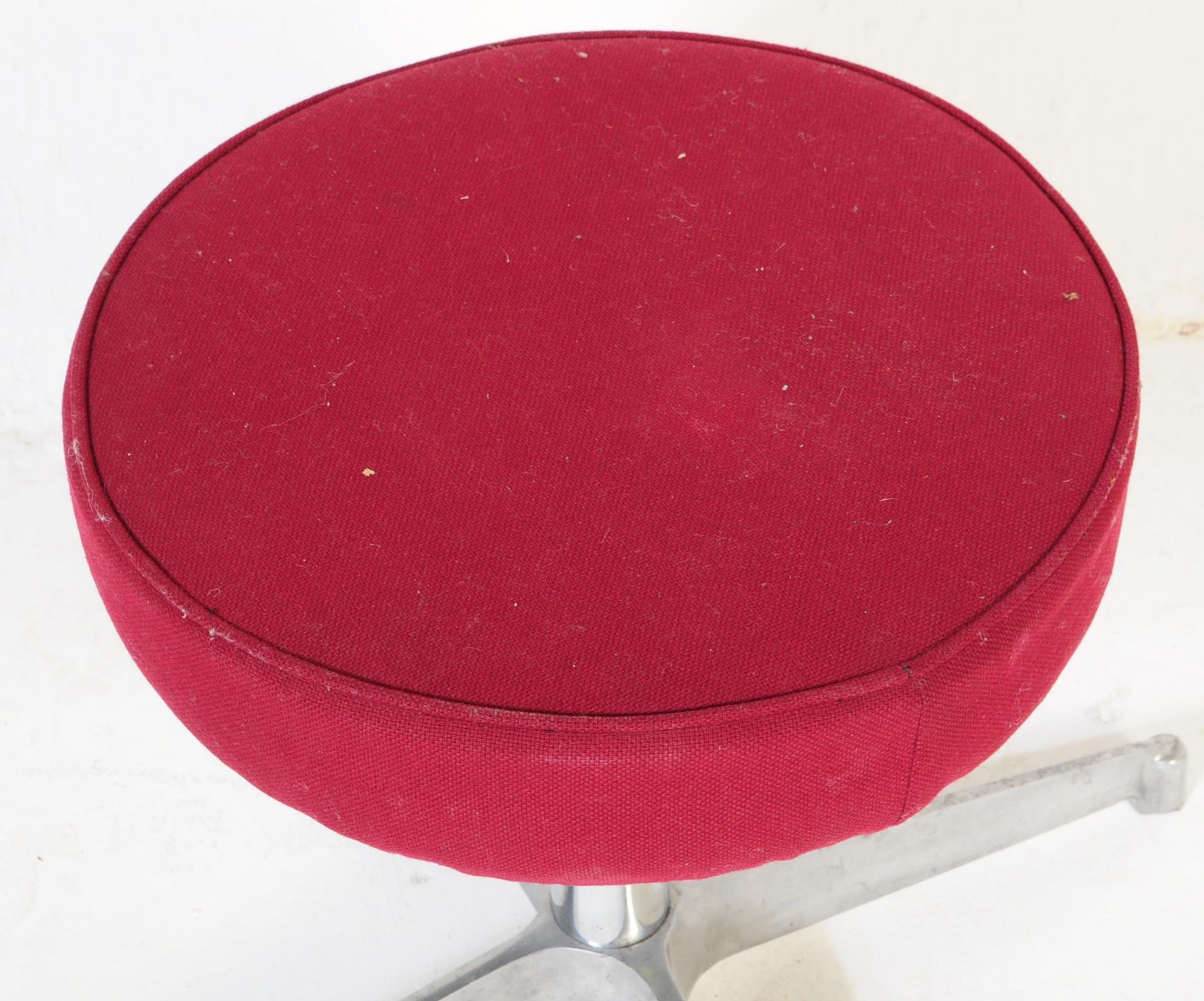 A VINTAGE RETRO ALUMINIUM SWIVEL FOOT STOOL OTTOMAN - Image 4 of 4