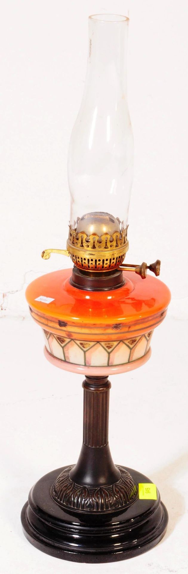 A 19TH CENTURY VICTORIAN GLASS AND BRASS OIL LAMP - Image 2 of 5