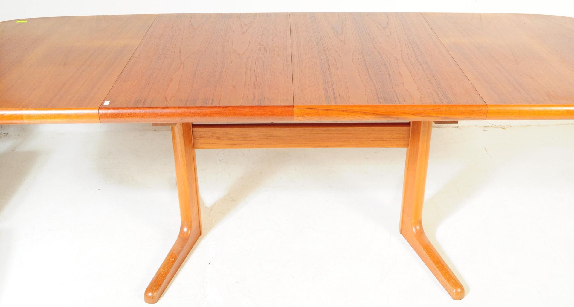 A RETRO VINTAGE TEAK G-PLAN DINING TABLE AND FOUR CHAIRS - Bild 3 aus 5