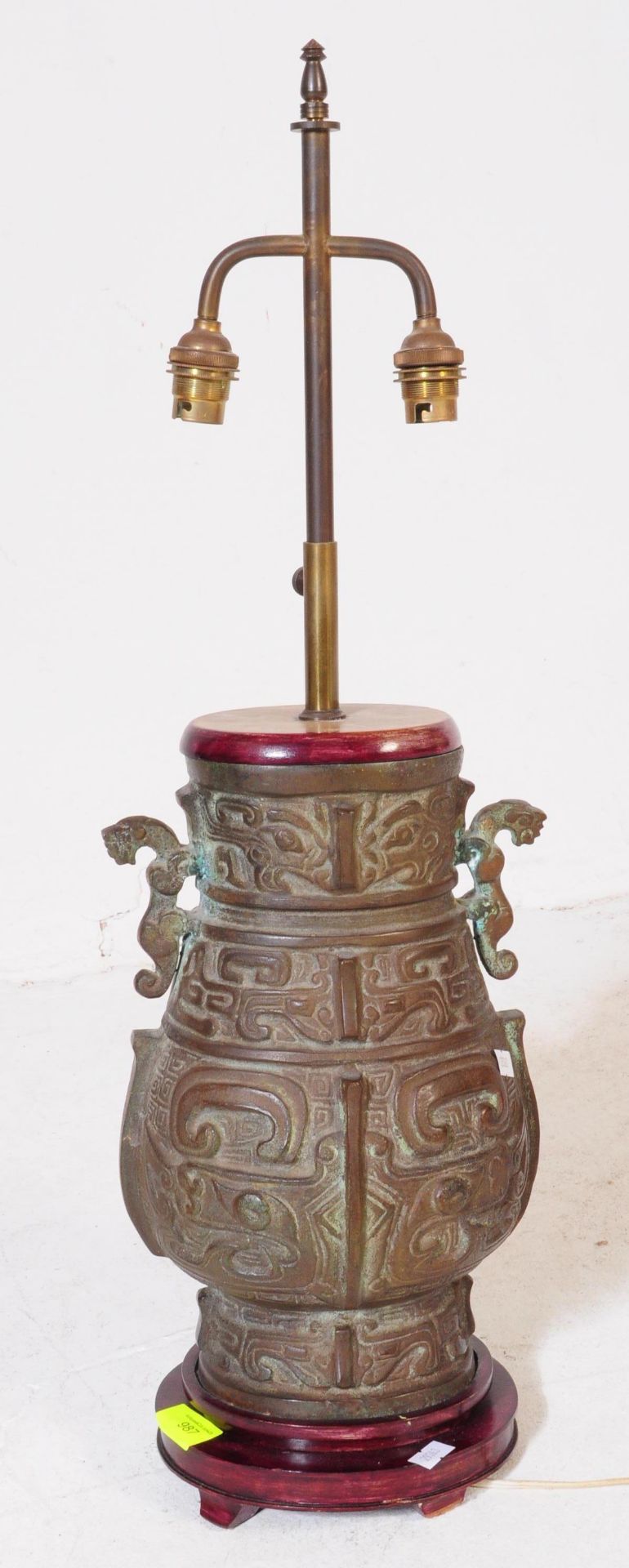 VINTAGE 20TH CENTURY CHINESE LAMP OF ARCHAIC FORM - Bild 4 aus 5