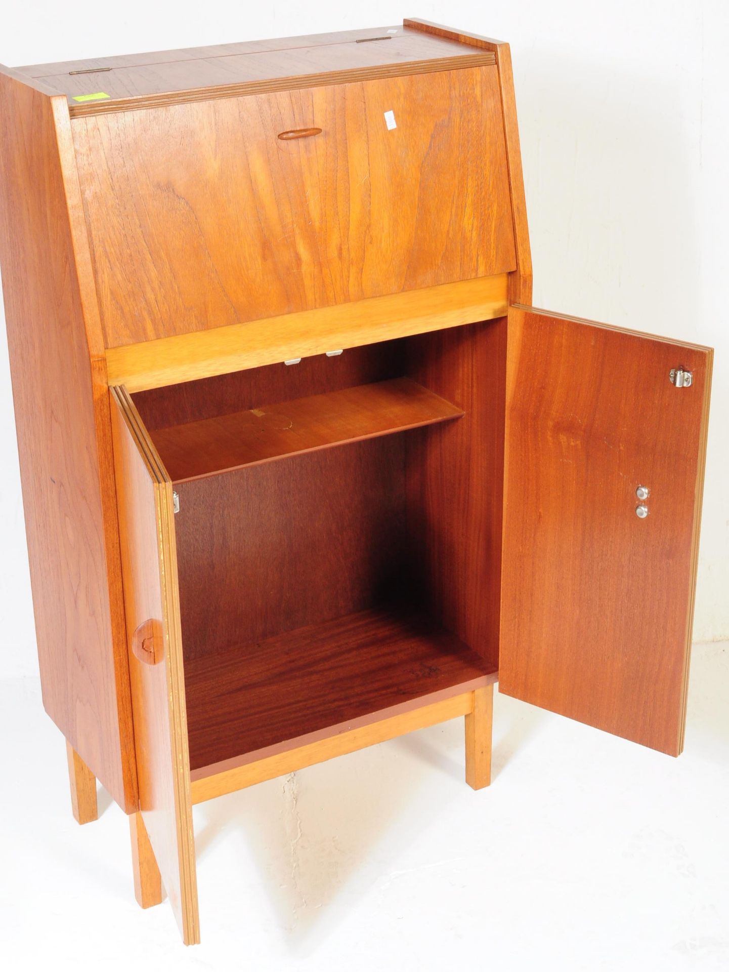 A RETRO VINTAGE MID 20TH CENTURY TEAK DRINKS COCKTAIL CABINET - Image 4 of 4