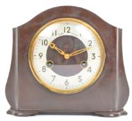 AN EARLY 20TH CENTURY SMITHS EIGHT DAY MANTEL CLOCK