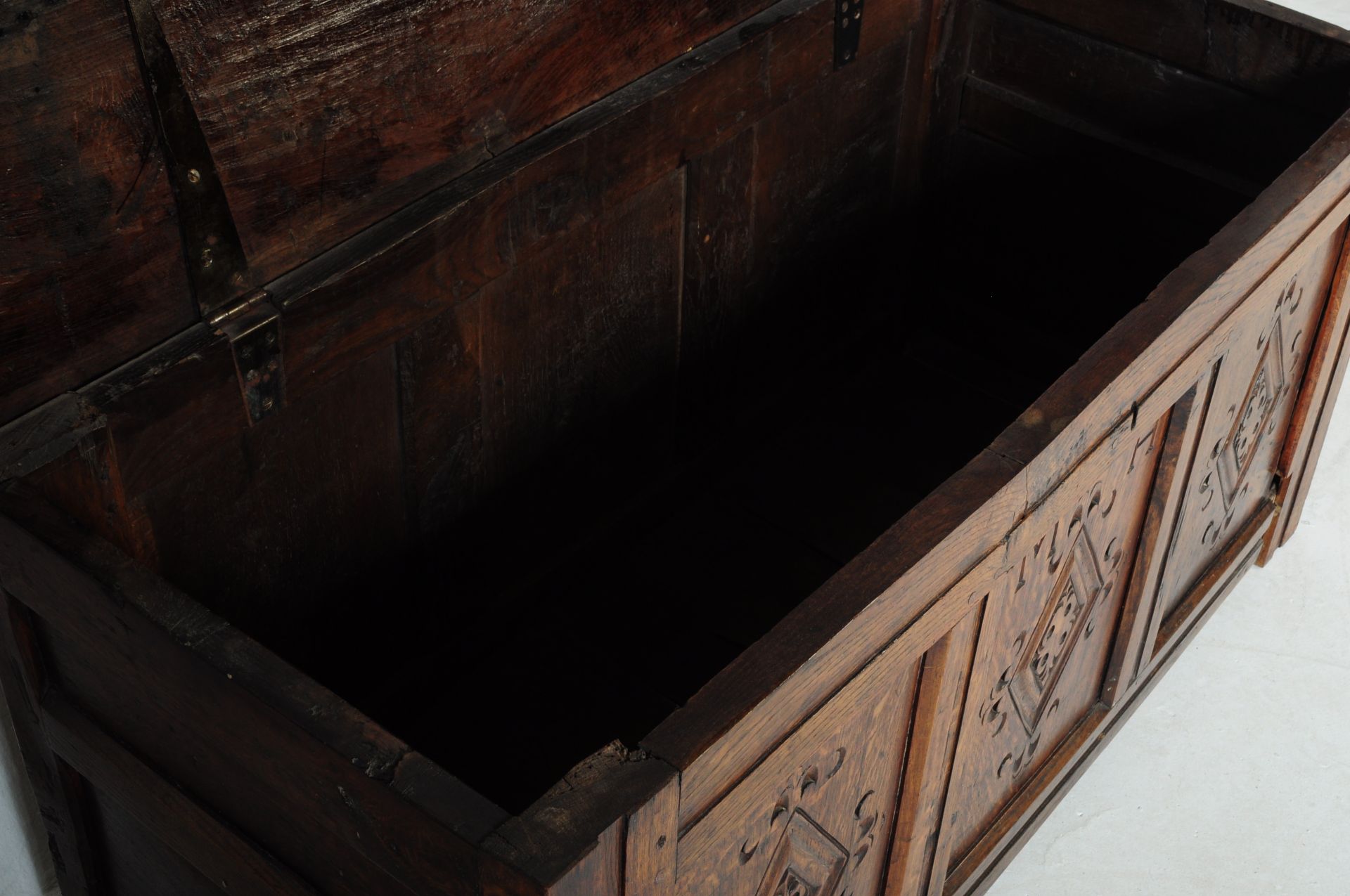 18TH CENTURY COUNTRY ELM AND OAK LARGE COFFER CHEST - Image 5 of 7