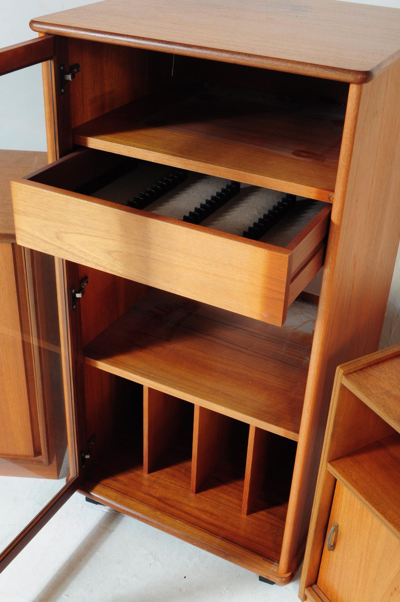 SET OF THREE MID TO LATE 20TH CENTURY TEAK WOOD CABINETS - Image 4 of 7