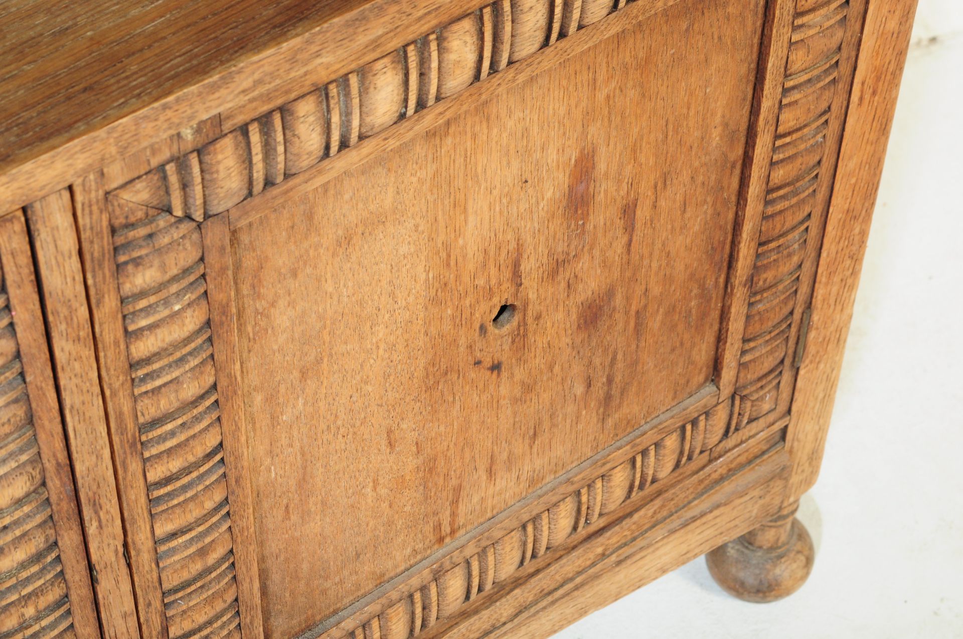 A VINTAGE 20TH CENTURY LINEN FOLD OAK OPEN FACE BOOKCASE - Bild 5 aus 6