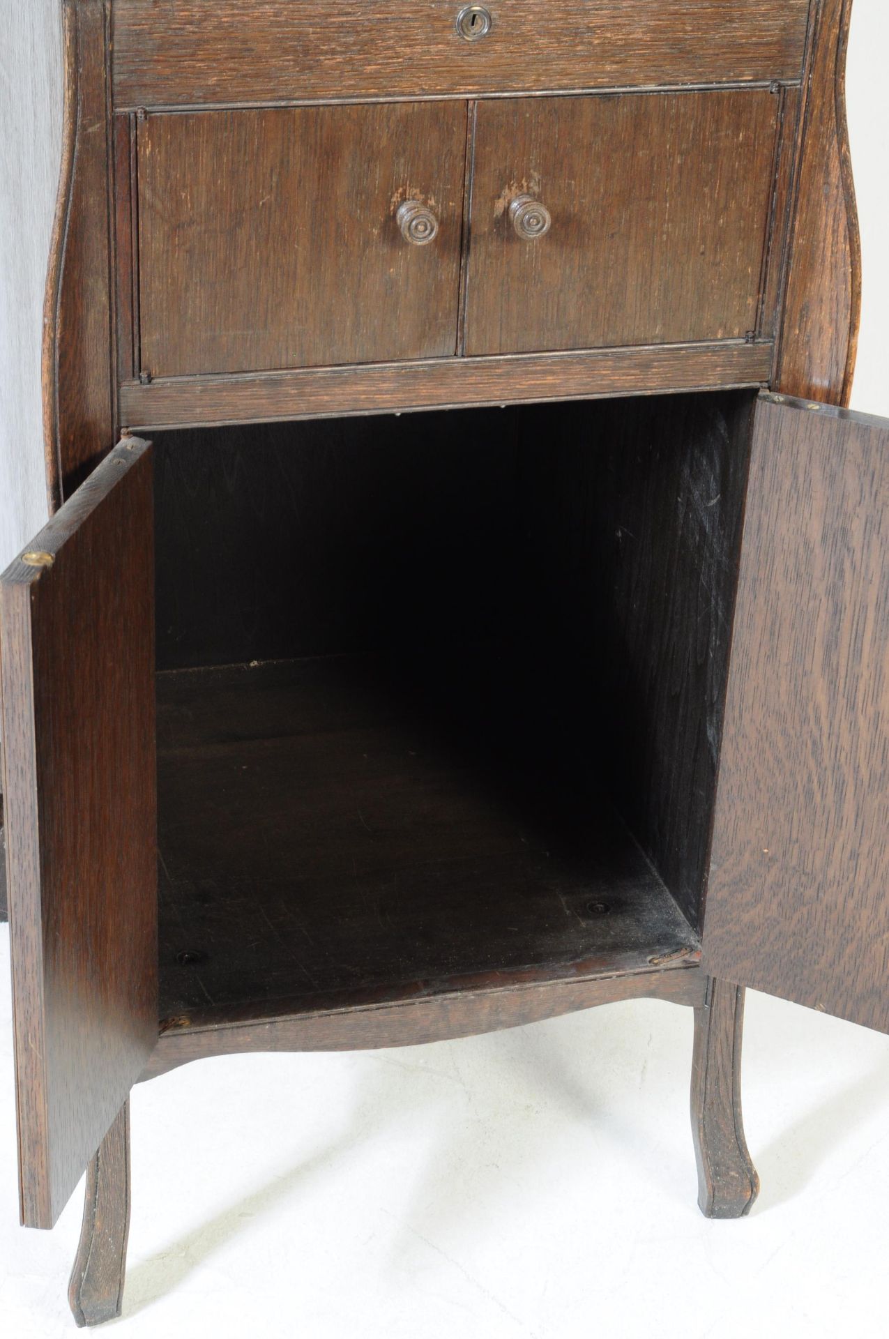 A VINTAGE 20TH CENTURY OAK PEDESTAL GRAMOPHONE CABINET - Image 6 of 6