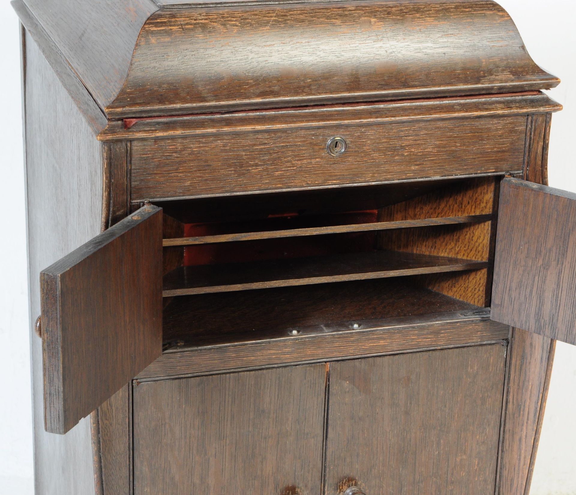 A VINTAGE 20TH CENTURY OAK PEDESTAL GRAMOPHONE CABINET - Image 5 of 6