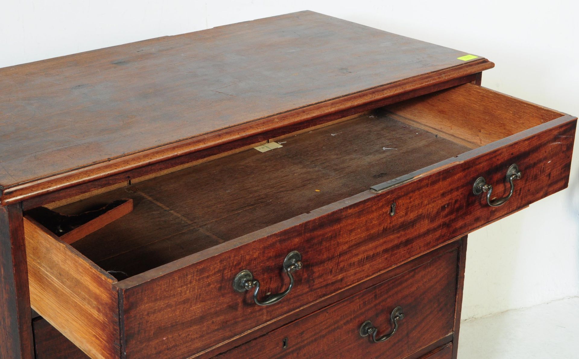 A GEORGE III 19TH CENTURY MAHOGANY CHEST OF DRAWERS - Image 4 of 6