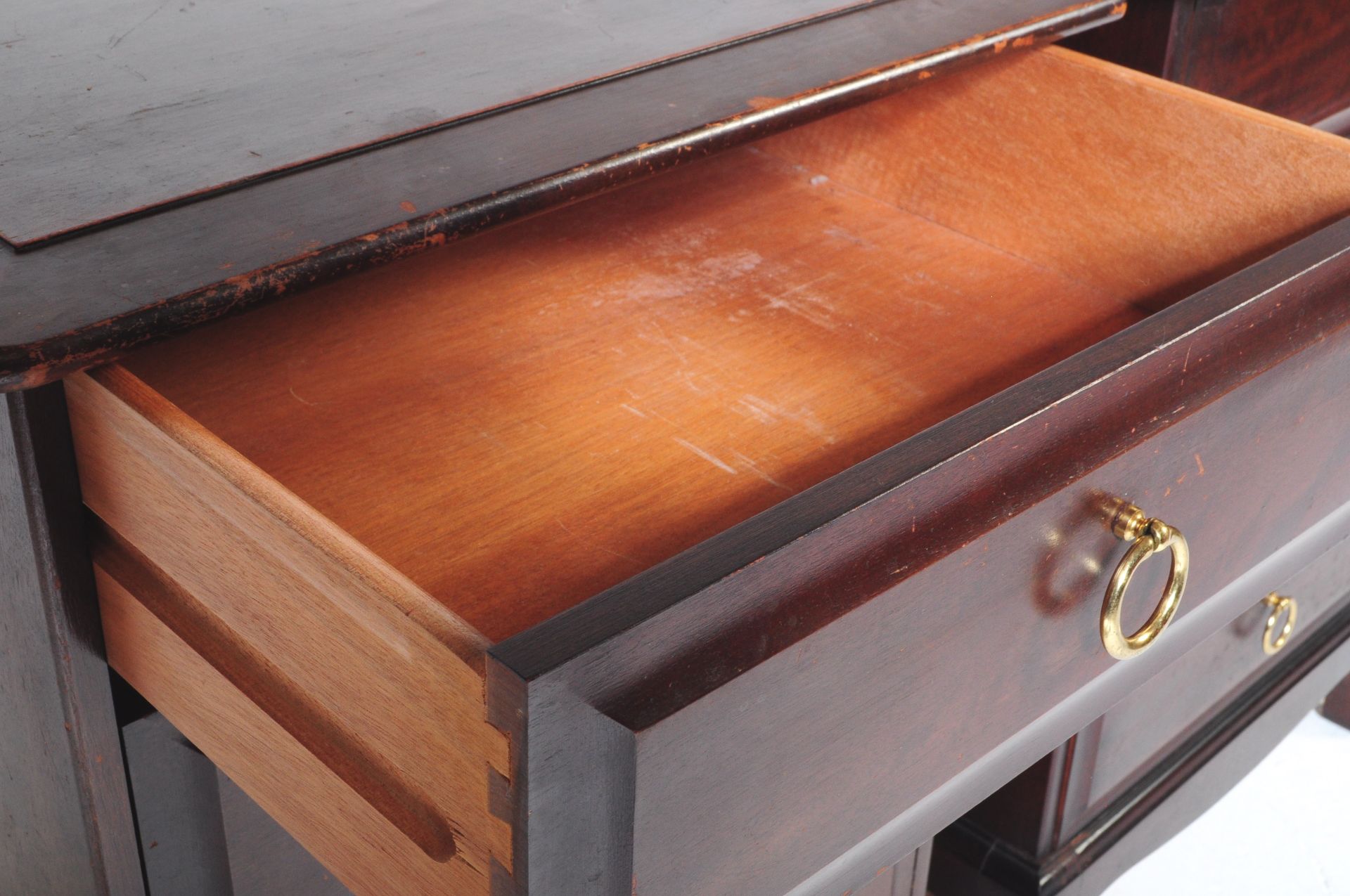 A PAIR OF RETRO STAG MINSTREL MAHOGANY BEDSIDE DRAWERS - Image 4 of 5