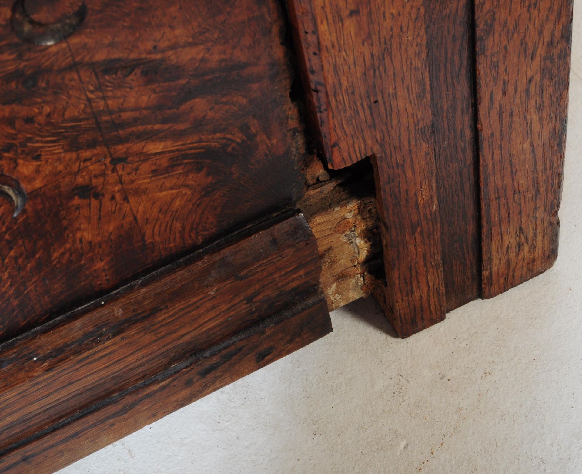 18TH CENTURY COUNTRY ELM AND OAK LARGE COFFER CHEST - Image 6 of 7