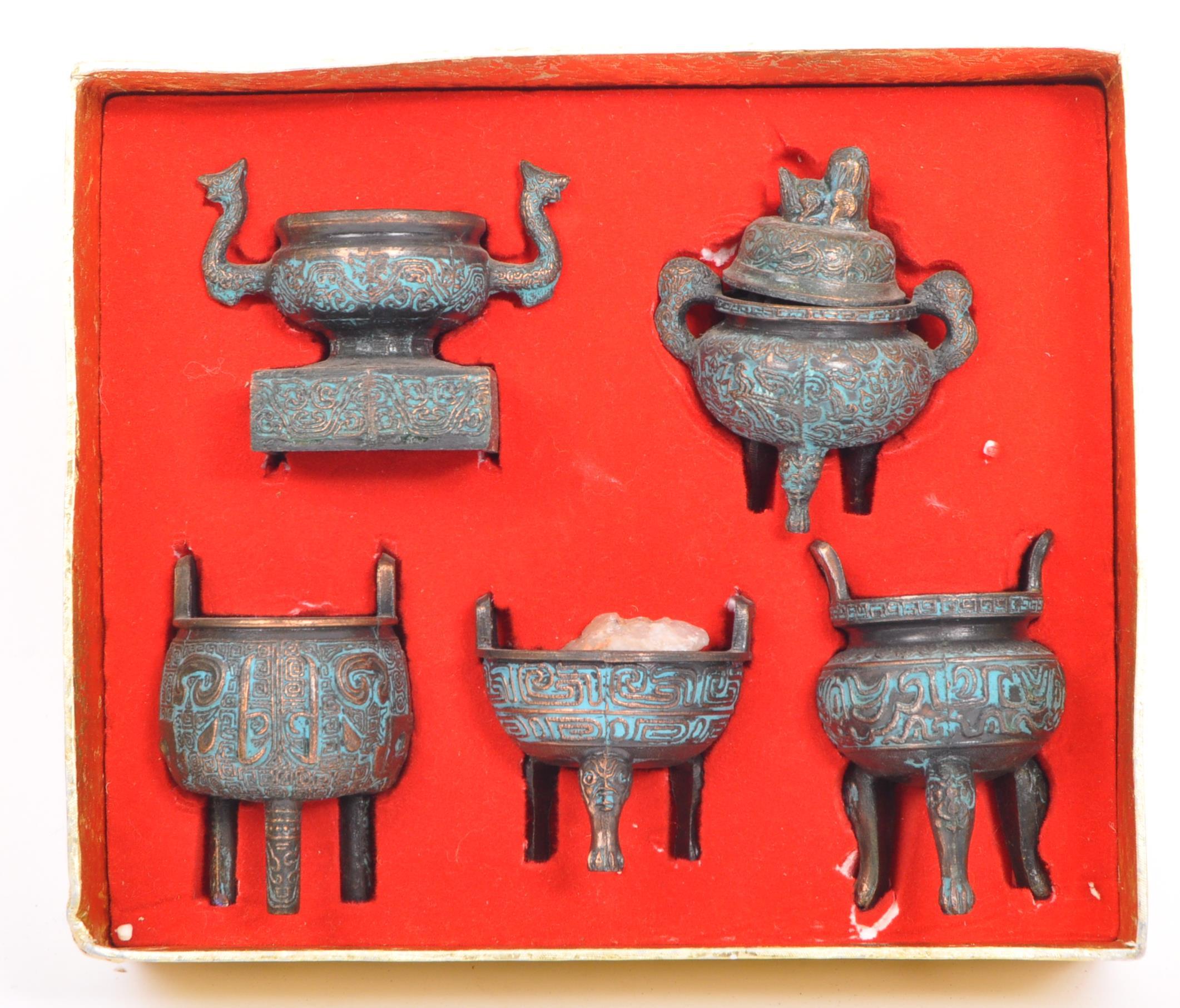 COLLECTION OF CHINESE ARCHAIC BRONZE TRIPOD VESSEL